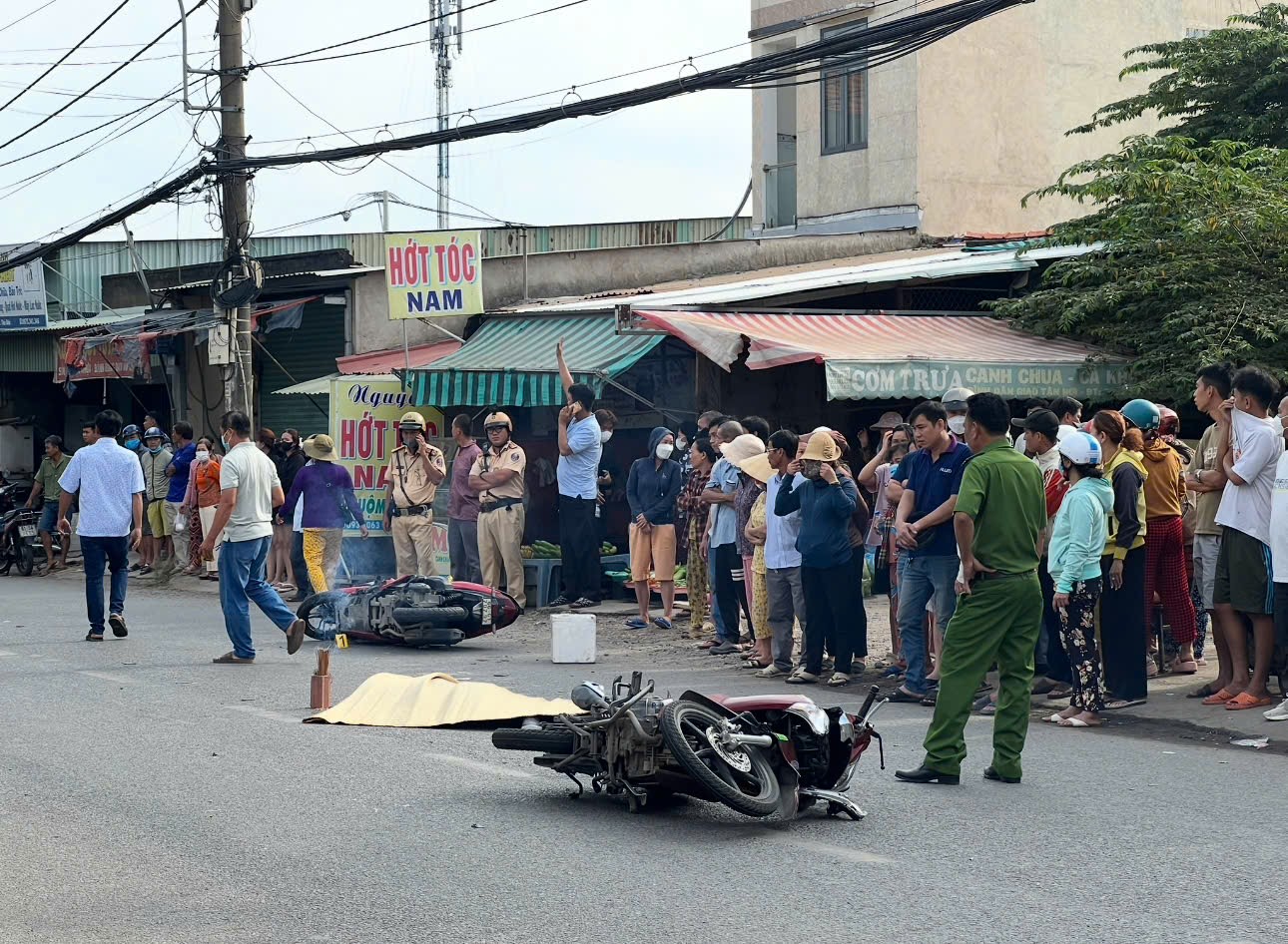 Tự ngã xuống đường, người đàn ông bị xe máy cán qua người tử vong- Ảnh 1. Tự ngã xuống đường, người đàn ông bị xe máy cán qua người tử vong- Ảnh 1.