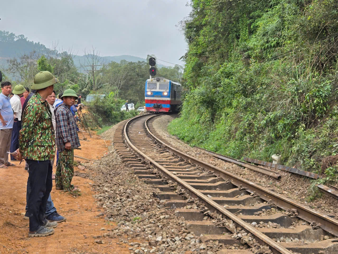 Th&ocirc;ng tuyến đường sắt Bắc - Nam qua H&agrave; Tĩnh sau sự cố lật t&agrave;u h&agrave;ng- Ảnh 1.