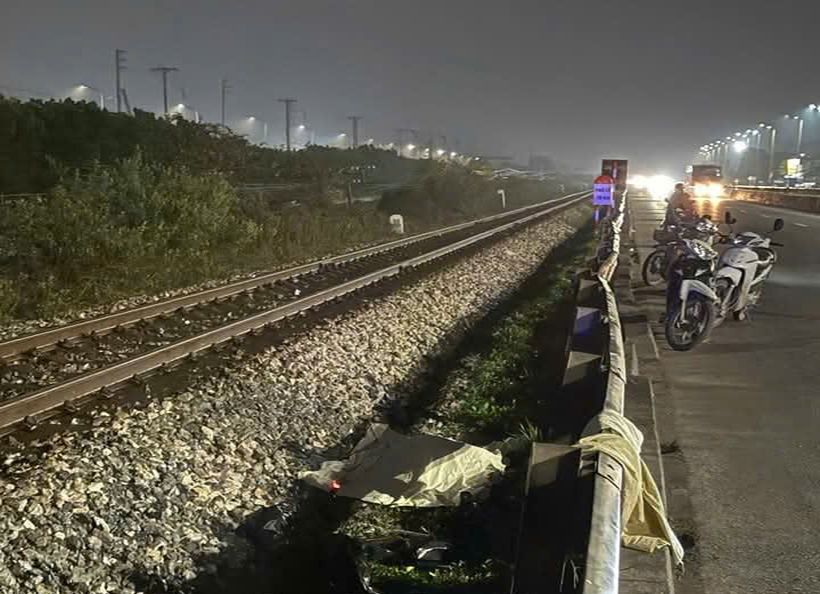 Đi tắt qua đường sắt sang khu c&ocirc;ng nghiệp, một người bị t&agrave;u kh&aacute;ch c&aacute;n tử vong- Ảnh 1.