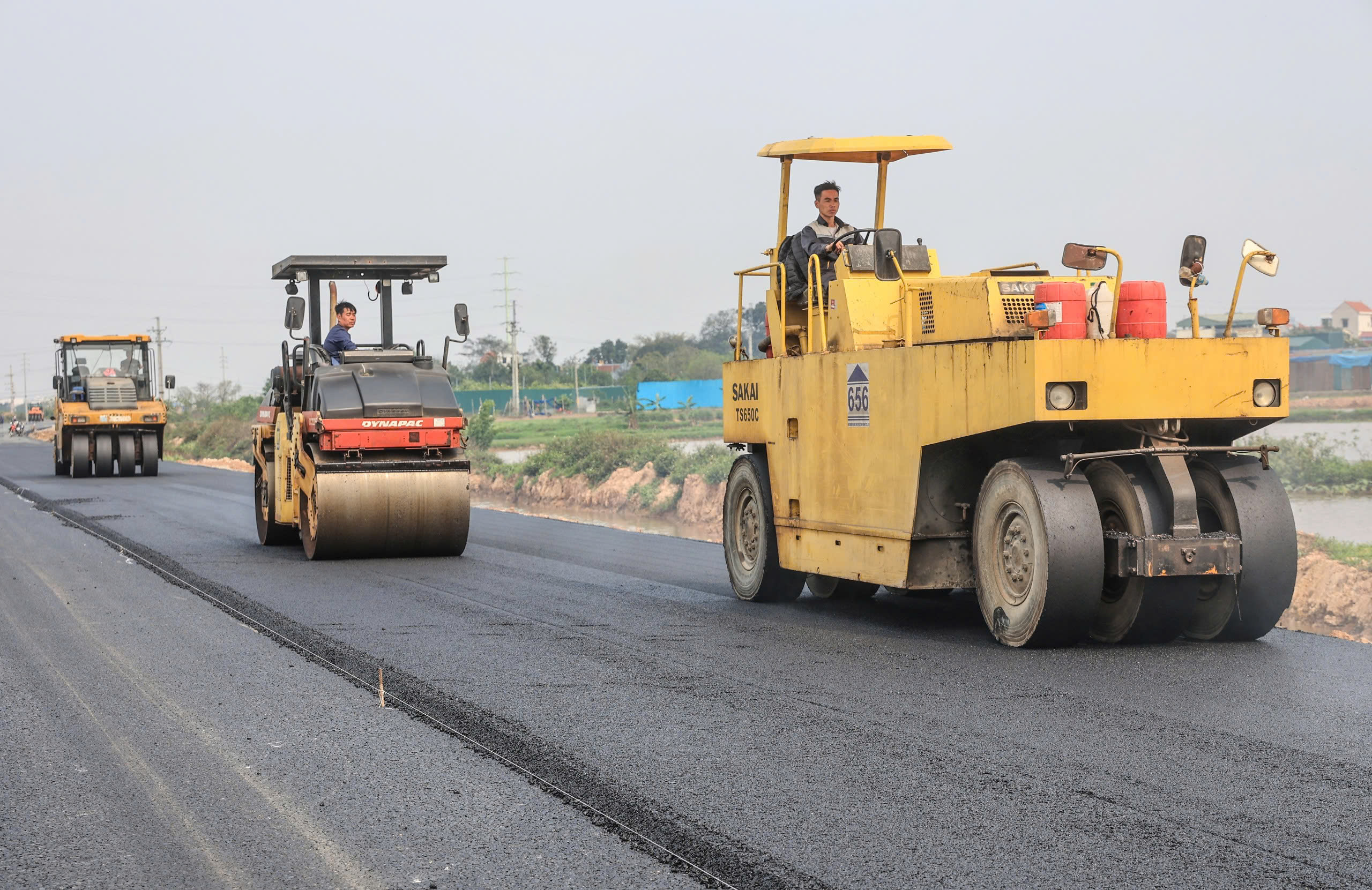 Gấp r&uacute;t thi c&ocirc;ng đường song h&agrave;nh V&agrave;nh đai 4 - V&ugrave;ng Thủ đ&ocirc; qua Thường T&iacute;n- Ảnh 10.