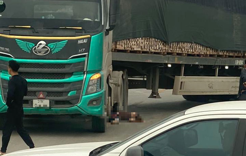 Hiện trường vụ tai nạn khiến người phụ nữ tử vong. Hiện trường vụ tai nạn khiến người phụ nữ tử vong.