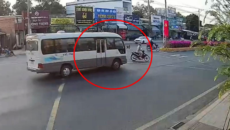 Camera ghi lại vụ tai nạn khiến người đàn ông đi xe máy tử vong. Camera ghi lại vụ tai nạn khiến người đàn ông đi xe máy tử vong.