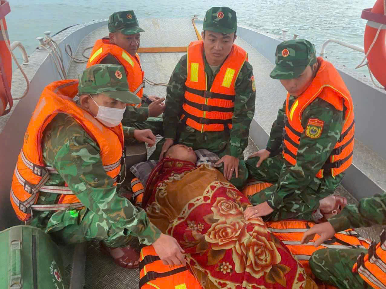 Vụ ch&igrave;m t&agrave;u, 4 ngư d&acirc;n mất t&iacute;ch: Tr&ocirc;i dạt tr&ecirc;n biển 30 giờ, ăn c&aacute; chết để sinh tồn- Ảnh 2.