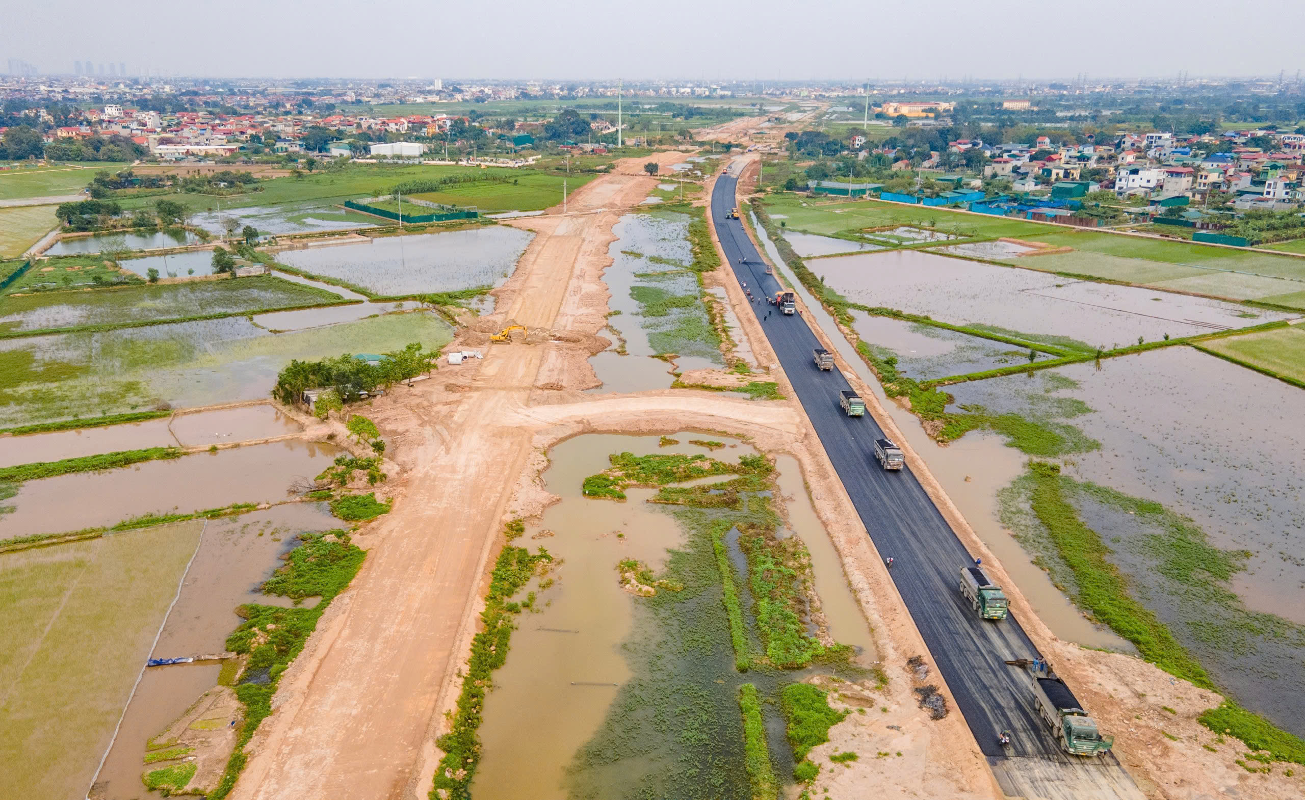 Gấp r&uacute;t thi c&ocirc;ng đường song h&agrave;nh V&agrave;nh đai 4 - V&ugrave;ng Thủ đ&ocirc; qua Thường T&iacute;n- Ảnh 2.