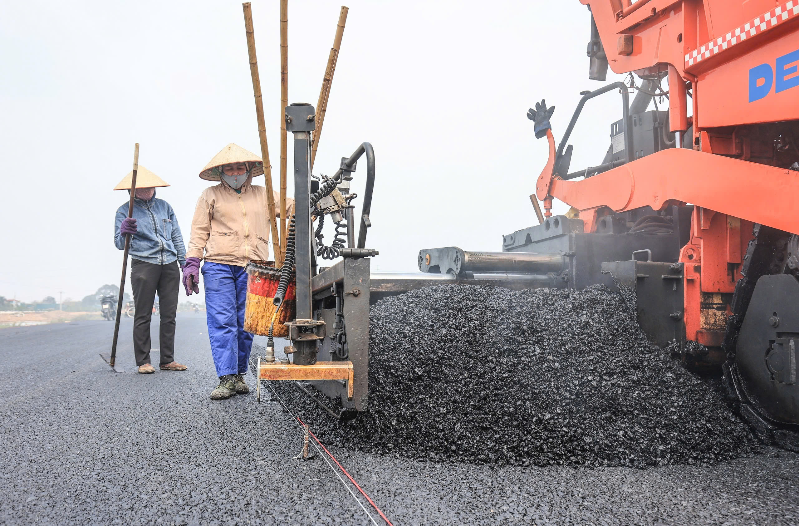 Gấp r&uacute;t thi c&ocirc;ng đường song h&agrave;nh V&agrave;nh đai 4 - V&ugrave;ng Thủ đ&ocirc; qua Thường T&iacute;n- Ảnh 6.