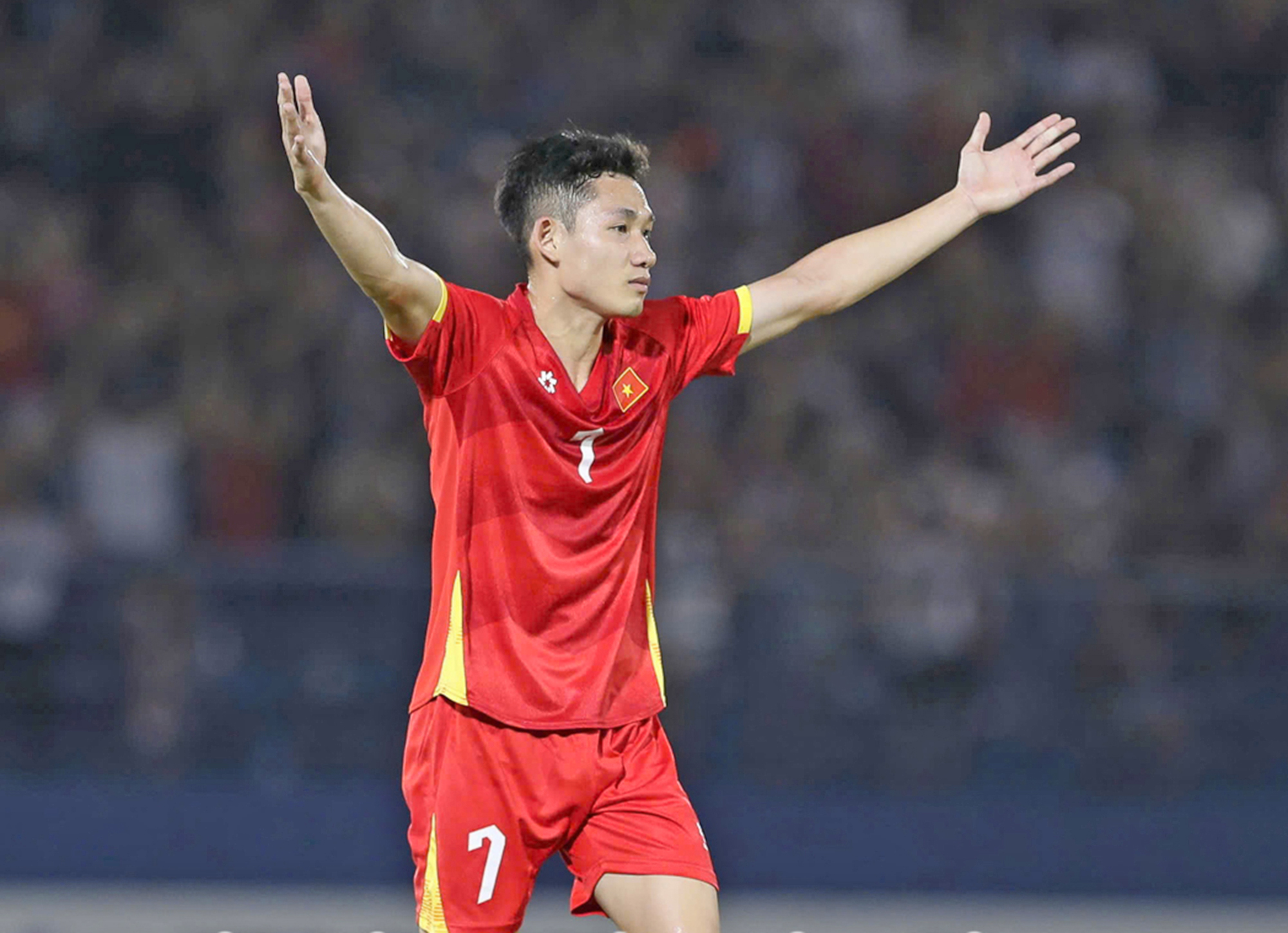 Từ cậu b&eacute; nhặt b&oacute;ng đến trụ cột tuyển Việt Nam- Ảnh 1.