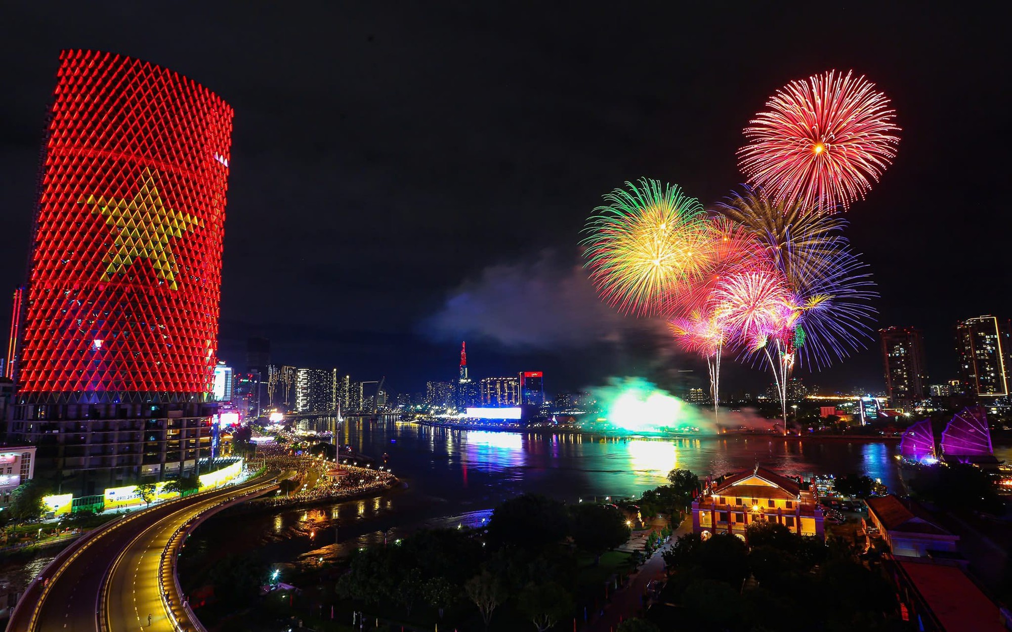 TP.HCM: Đề xuất bắn ph&aacute;o hoa thứ bảy h&agrave;ng tuần để ch&agrave;o mừng 50 năm giải ph&oacute;ng miền Nam