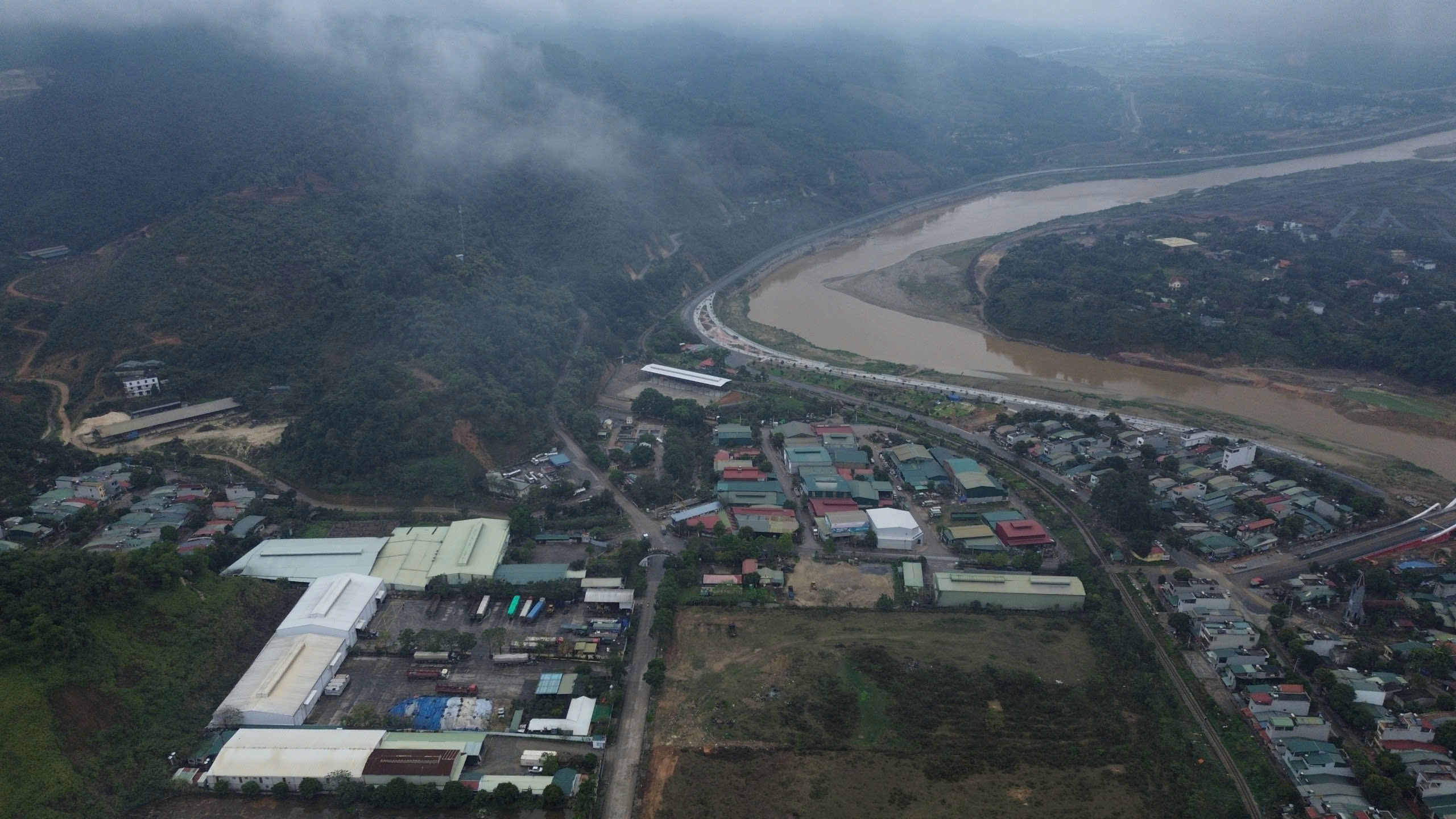 H&igrave;nh ảnh mới nhất của c&acirc;y cầu 450 tỷ đồng nối 2 bờ s&ocirc;ng Hồng ở L&agrave;o Cai- Ảnh 9.