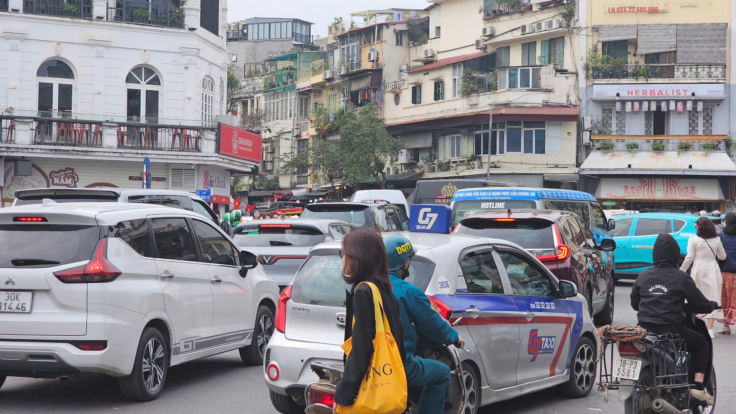 Phớt lờ xử phạt, người d&acirc;n vẫn tụ tập check-in trước to&agrave; nh&agrave; "H&agrave;m c&aacute; mập"- Ảnh 10.