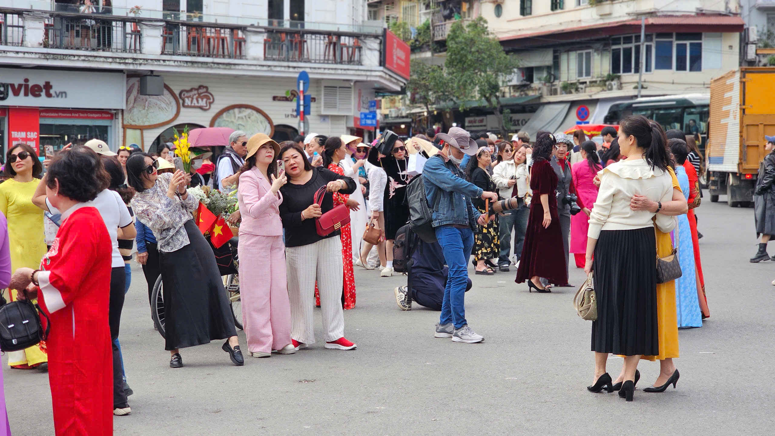 Phớt lờ xử phạt, người d&acirc;n vẫn tụ tập check-in trước to&agrave; nh&agrave; "H&agrave;m c&aacute; mập"- Ảnh 8.