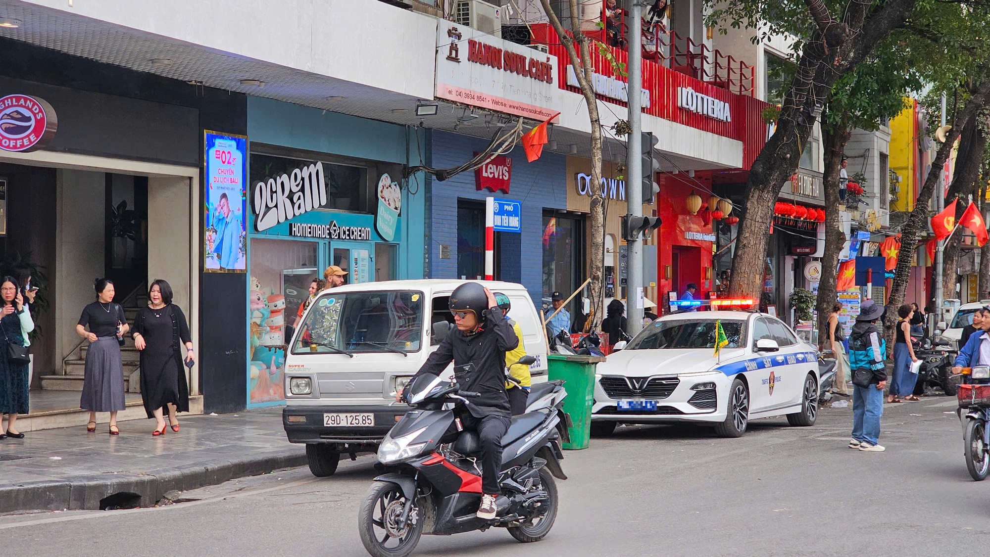 Phớt lờ xử phạt, người d&acirc;n vẫn tụ tập check-in trước to&agrave; nh&agrave; "H&agrave;m c&aacute; mập"- Ảnh 11.