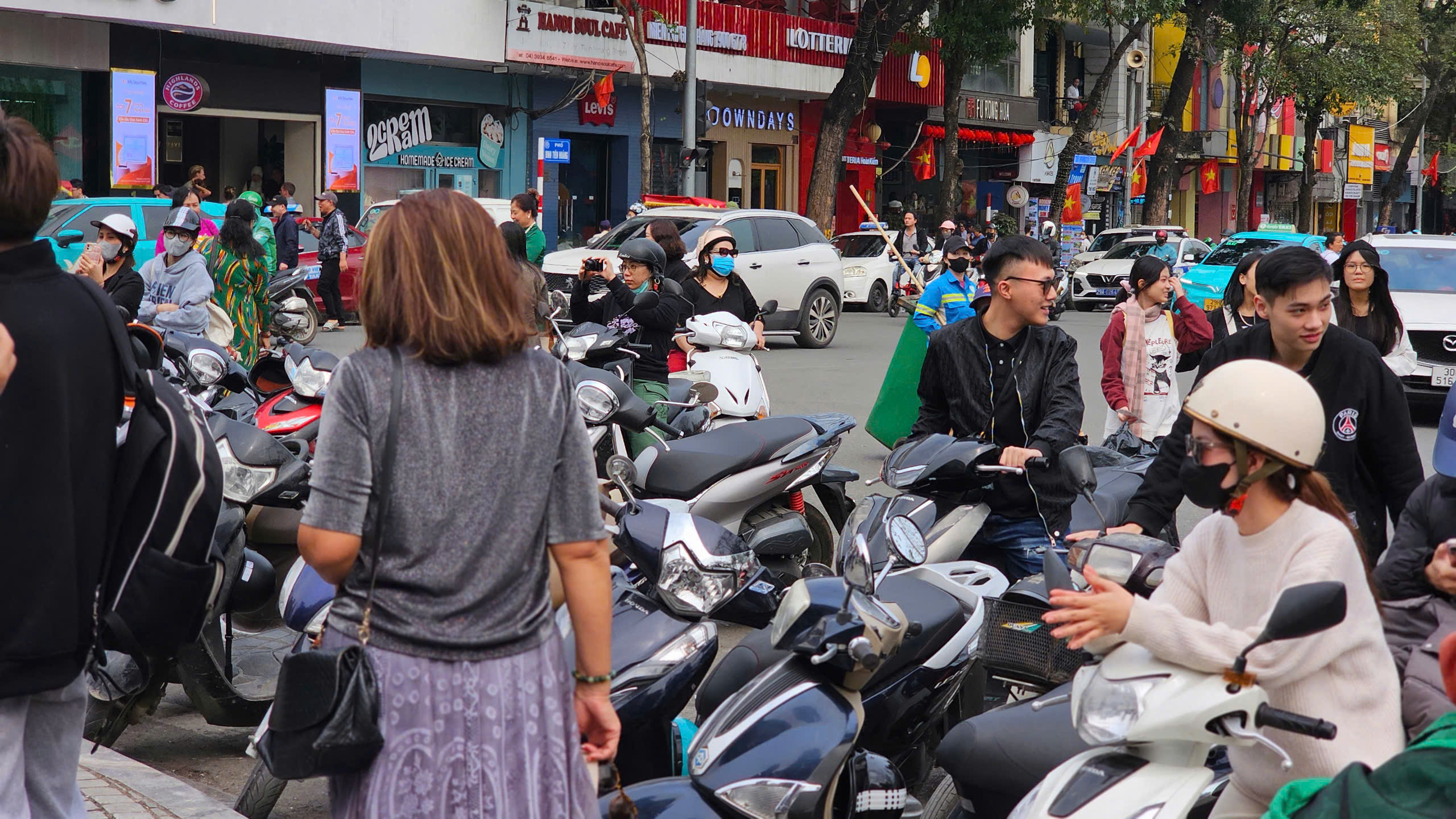 Phớt lờ xử phạt, người d&acirc;n vẫn tụ tập check-in trước to&agrave; nh&agrave; "H&agrave;m c&aacute; mập"- Ảnh 2.