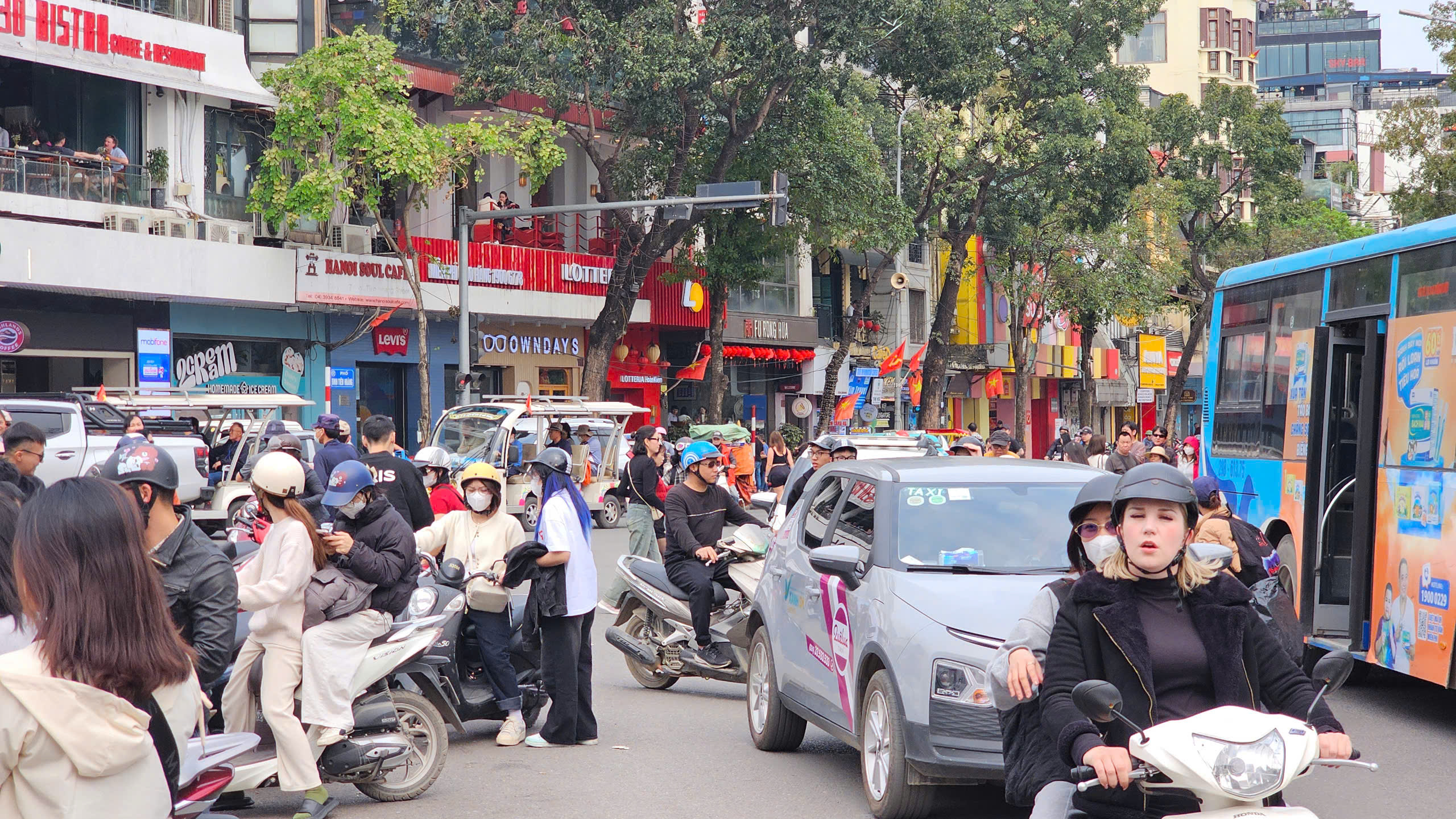 Phớt lờ xử phạt, người d&acirc;n vẫn tụ tập check-in trước to&agrave; nh&agrave; "H&agrave;m c&aacute; mập"- Ảnh 3.