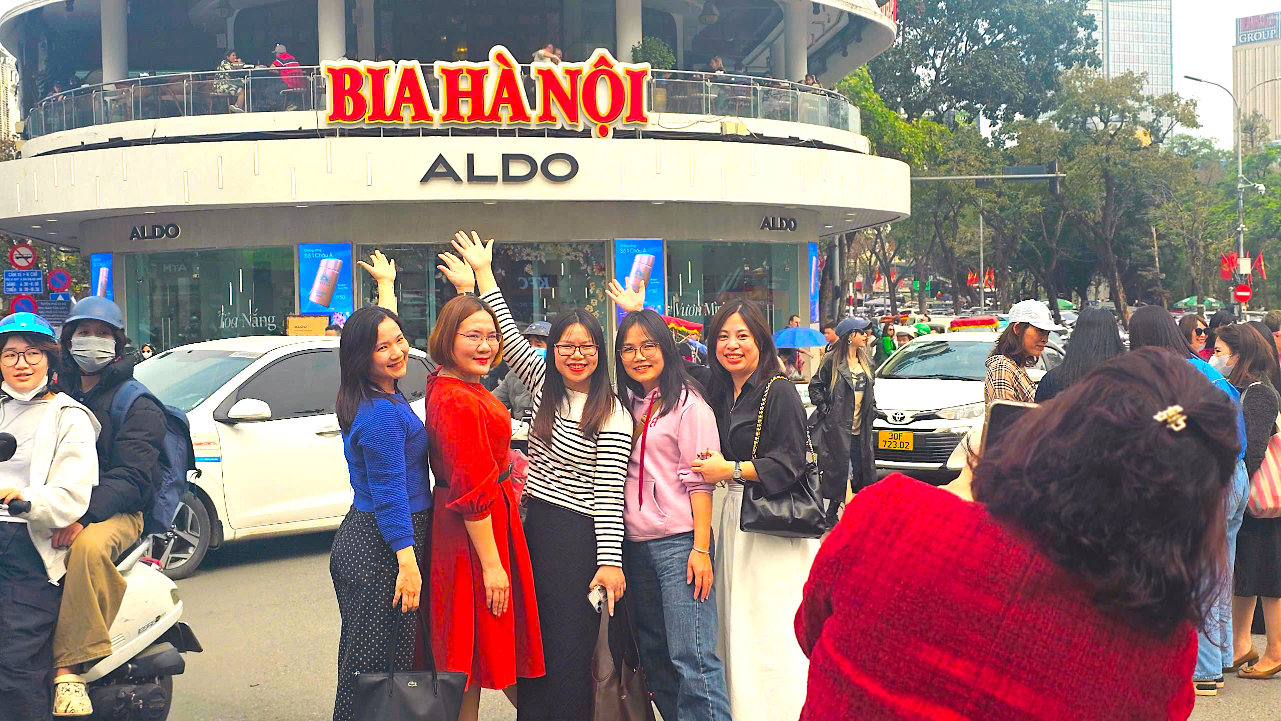 Phớt lờ xử phạt, người d&acirc;n vẫn tụ tập check-in trước to&agrave; nh&agrave; "H&agrave;m c&aacute; mập"- Ảnh 7.