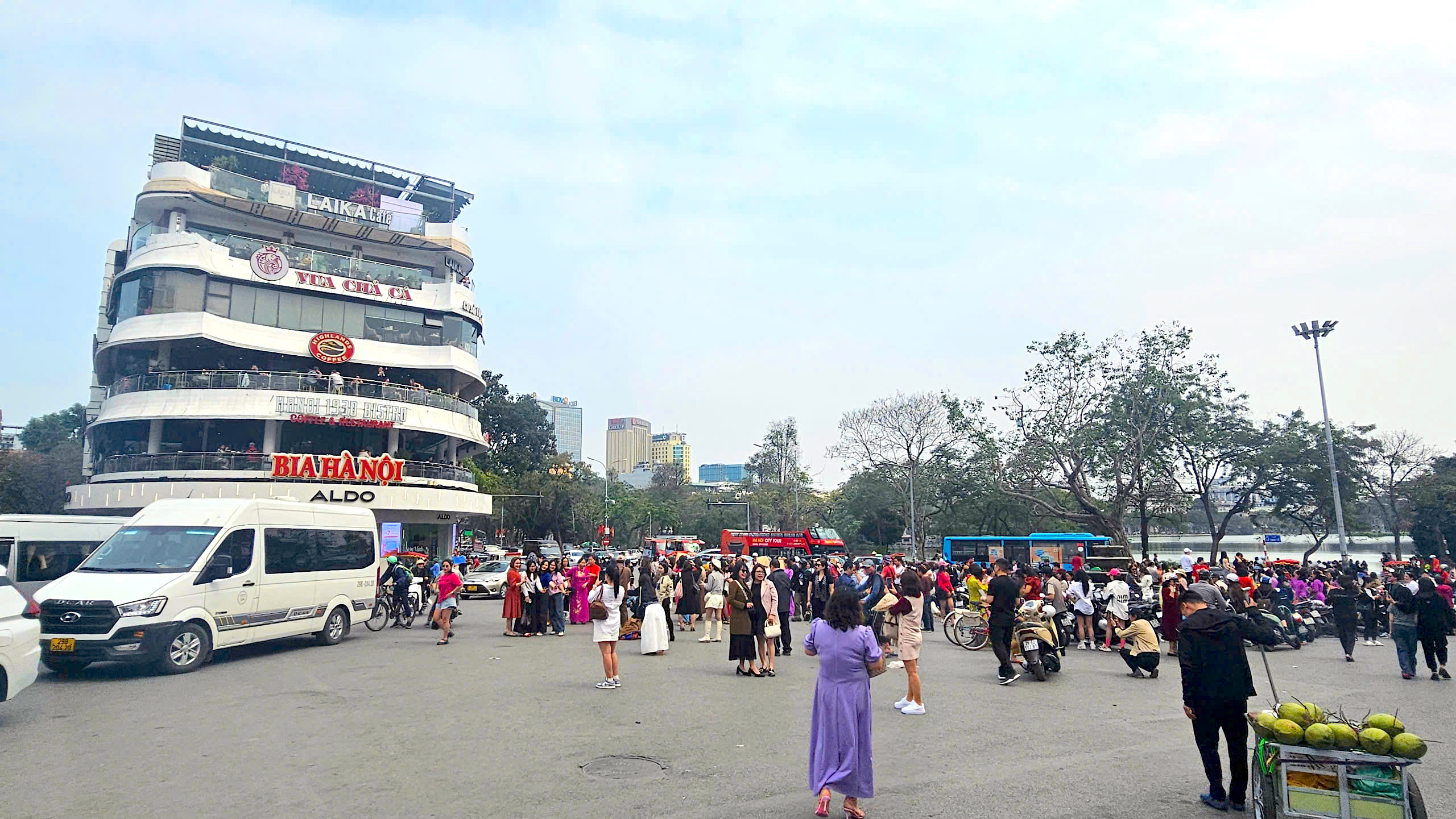 Phớt lờ xử phạt, người d&acirc;n vẫn tụ tập check-in trước to&agrave; nh&agrave; "H&agrave;m c&aacute; mập"- Ảnh 1.