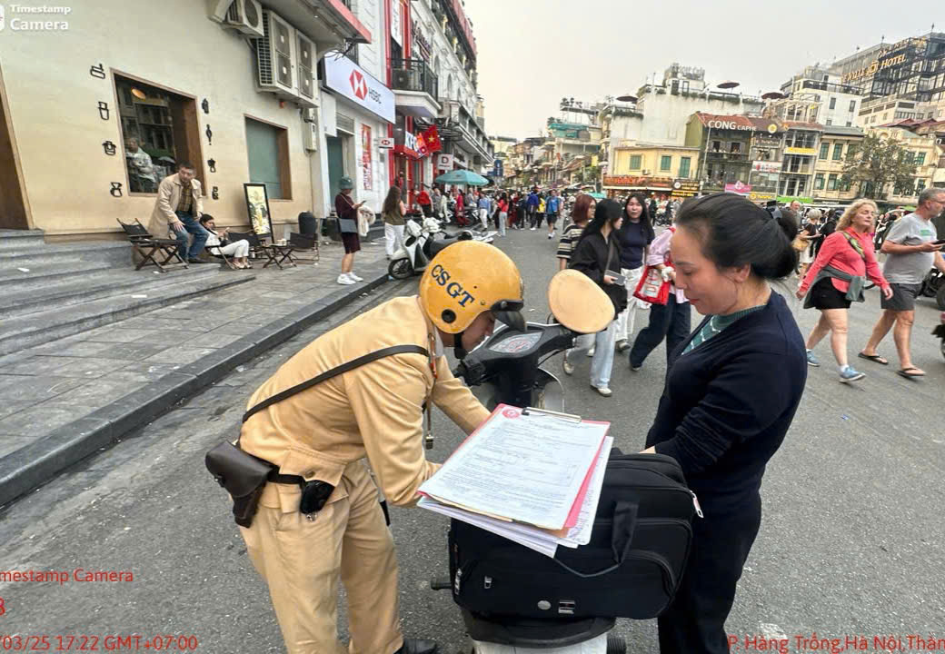 Phớt lờ xử phạt, người d&acirc;n vẫn tụ tập check-in trước to&agrave; nh&agrave; "H&agrave;m c&aacute; mập"- Ảnh 13.