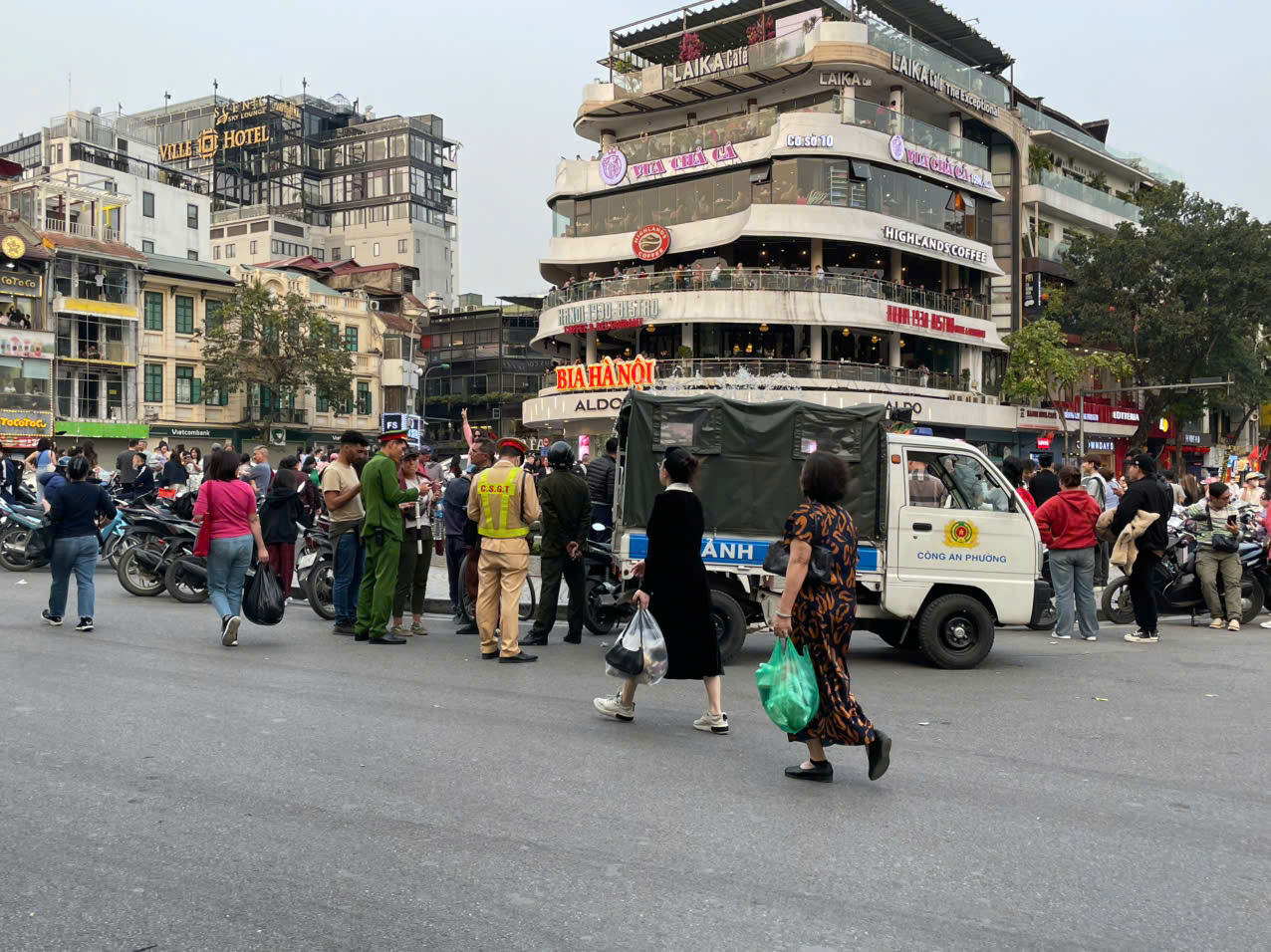 Phớt lờ xử phạt, người d&acirc;n vẫn tụ tập check-in trước to&agrave; nh&agrave; "H&agrave;m c&aacute; mập"- Ảnh 12.