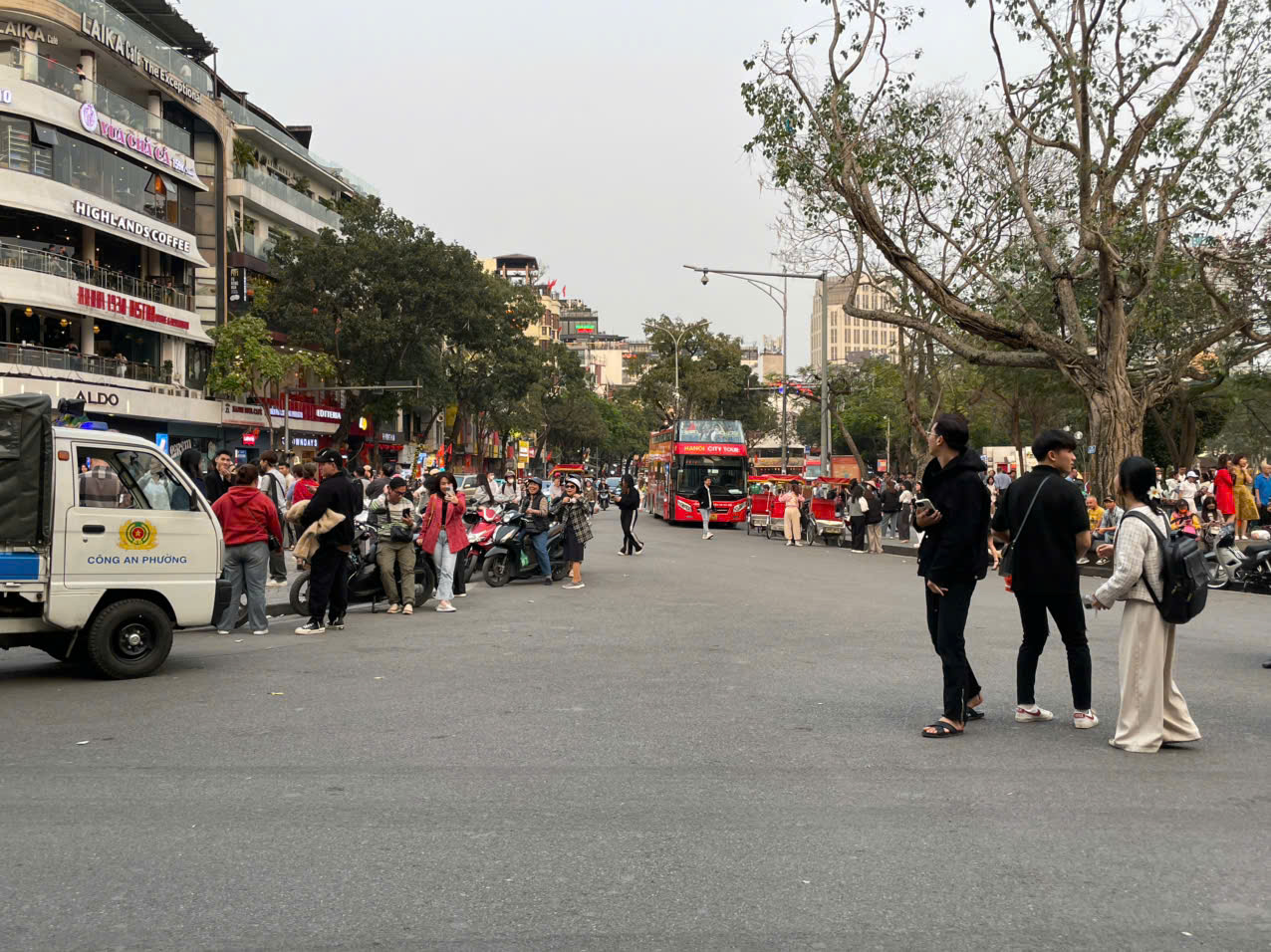 Phớt lờ xử phạt, người d&acirc;n vẫn tụ tập check-in trước to&agrave; nh&agrave; "H&agrave;m c&aacute; mập"- Ảnh 14.