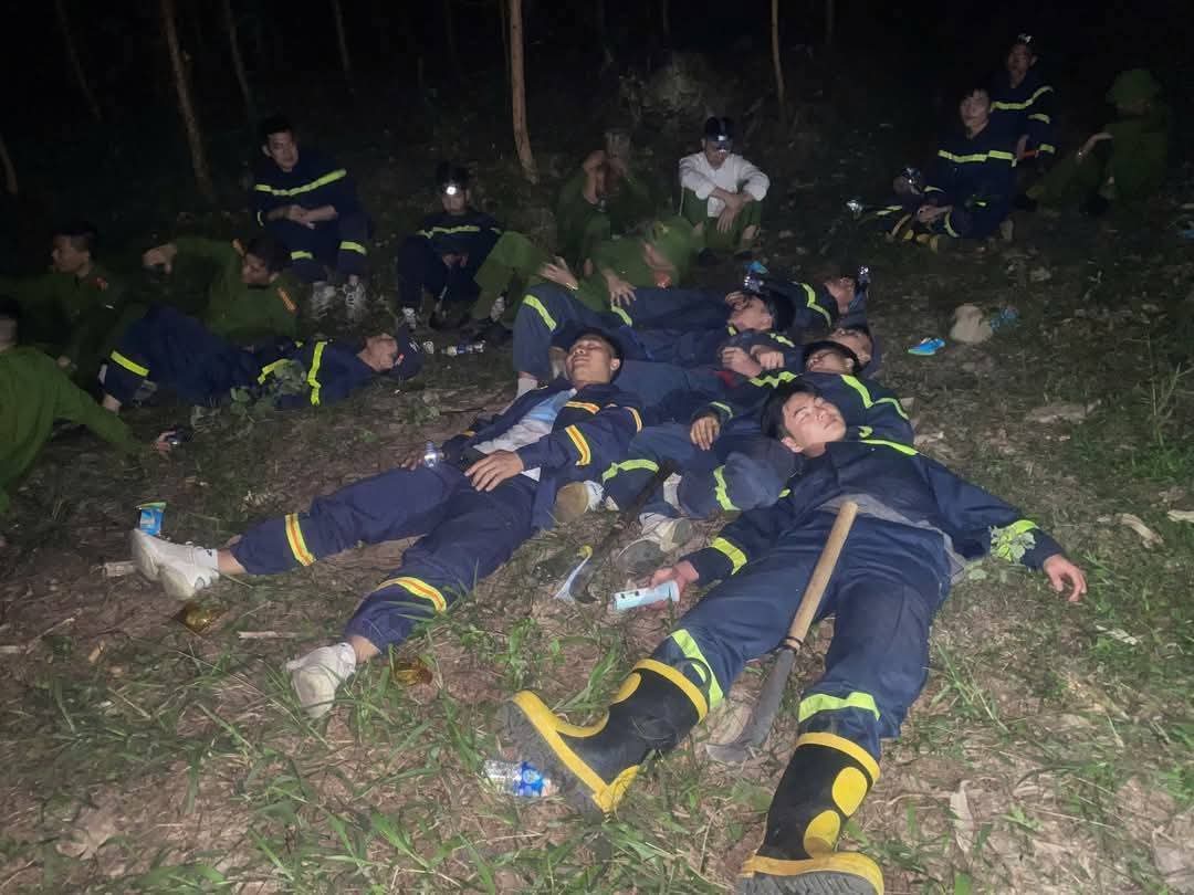 H&agrave;ng trăm người trắng đ&ecirc;m kiểm so&aacute;t đ&aacute;m ch&aacute;y rừng ở Tuy&ecirc;n Quang- Ảnh 2.