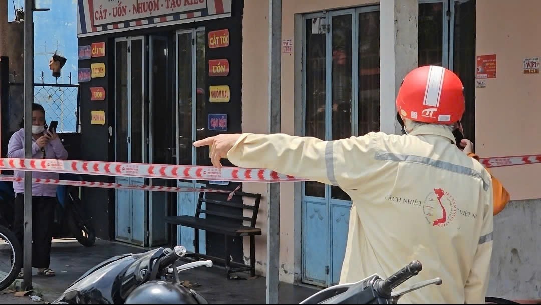 Vụ hai người chết trong nh&agrave; kh&oacute;a tr&aacute;i cửa: Nghi tự tử bằng thuốc diệt chuột- Ảnh 1.