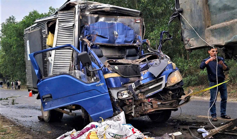 Hiện trường xảy ra vụ tai nạn khiến hai người tử vong trong cabin - Ảnh: Ng&ocirc; Xu&acirc;n.