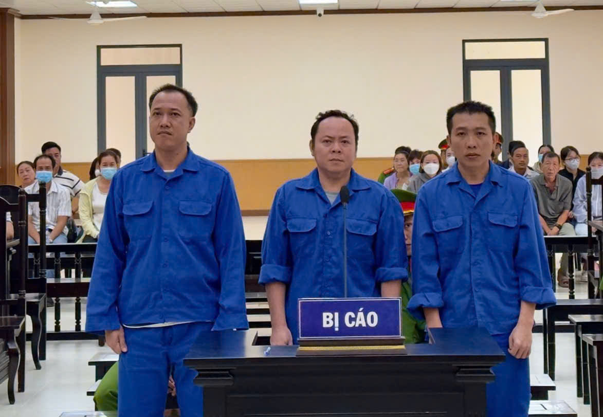 3 cựu CSGT đường thủy ở An Giang lĩnh 14 năm 6 tháng tù vì nhận hối lộ- Ảnh 2. 3 cựu CSGT đường thủy ở An Giang lĩnh 14 năm 6 tháng tù vì nhận hối lộ- Ảnh 2.