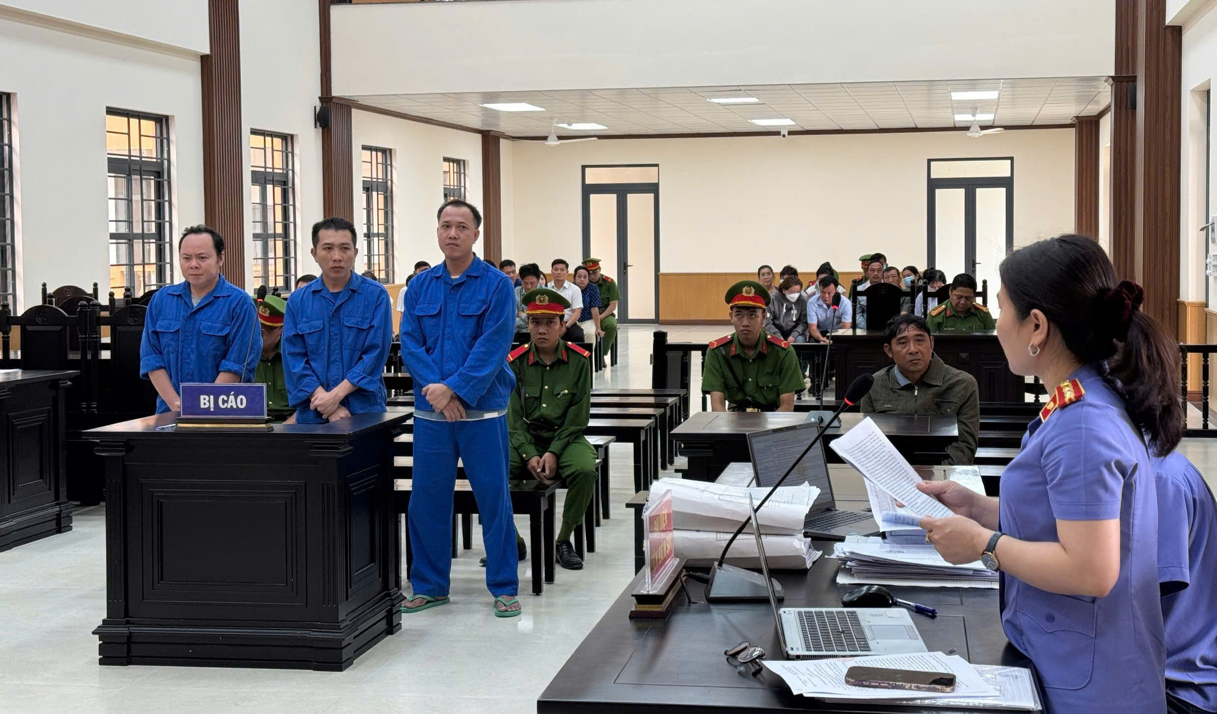 3 cựu CSGT đường thủy ở An Giang lĩnh 14 năm 6 tháng tù vì nhận hối lộ- Ảnh 1. 3 cựu CSGT đường thủy ở An Giang lĩnh 14 năm 6 tháng tù vì nhận hối lộ- Ảnh 1.