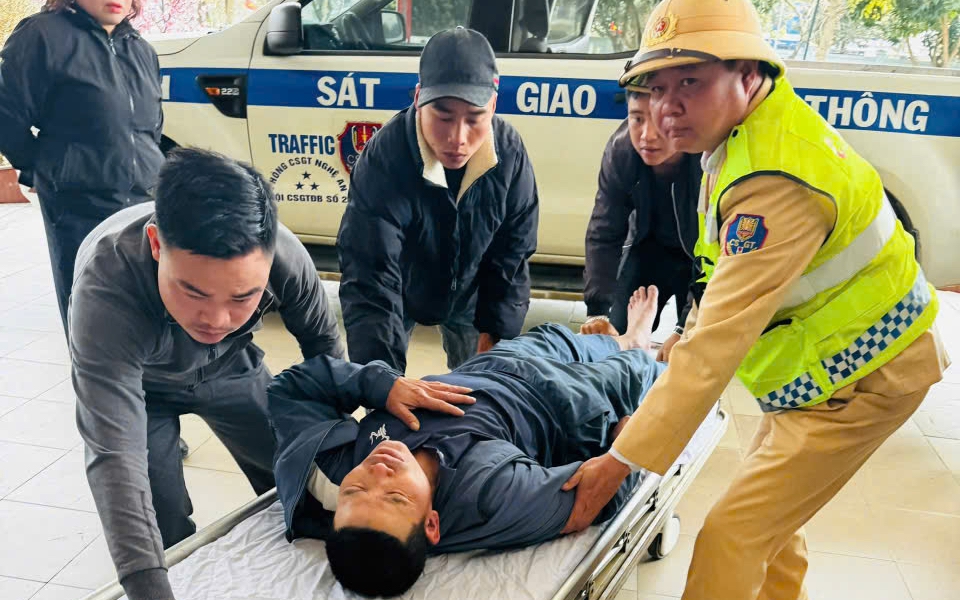 CSGT d&ugrave;ng xe đặc chủng đưa người đ&agrave;n &ocirc;ng bị đột quỵ đến bệnh viện kịp thời