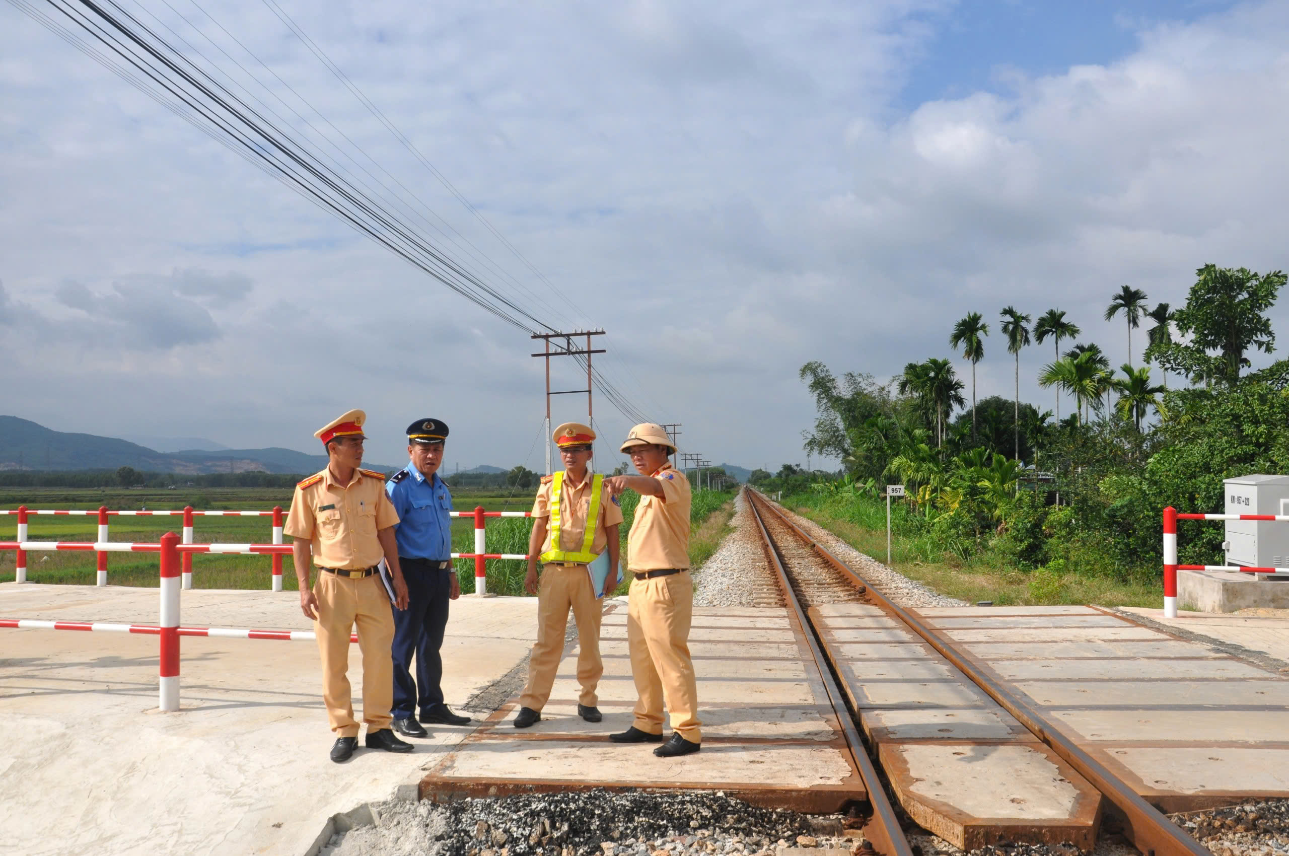 Quảng Ng&atilde;i quyết liệt x&oacute;a "điểm n&oacute;ng" lối đi tự mở qua đường sắt- Ảnh 5.