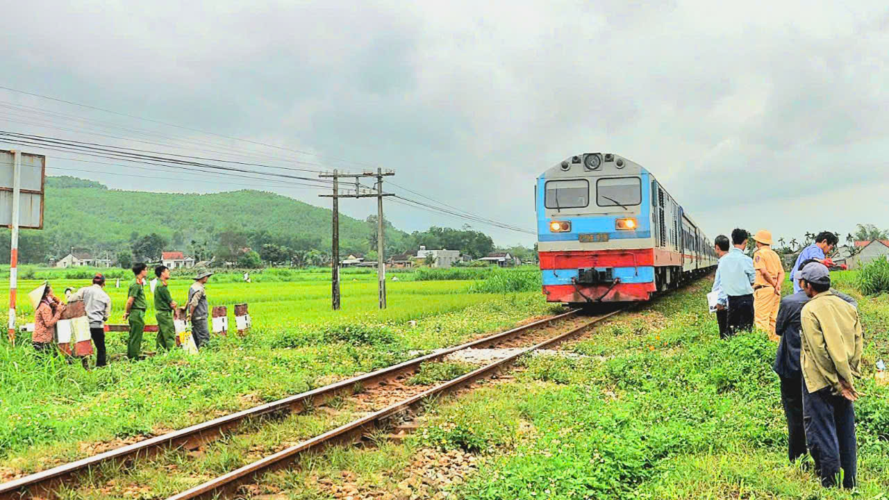 Quảng Ng&atilde;i quyết liệt x&oacute;a "điểm n&oacute;ng" lối đi tự mở qua đường sắt- Ảnh 3.