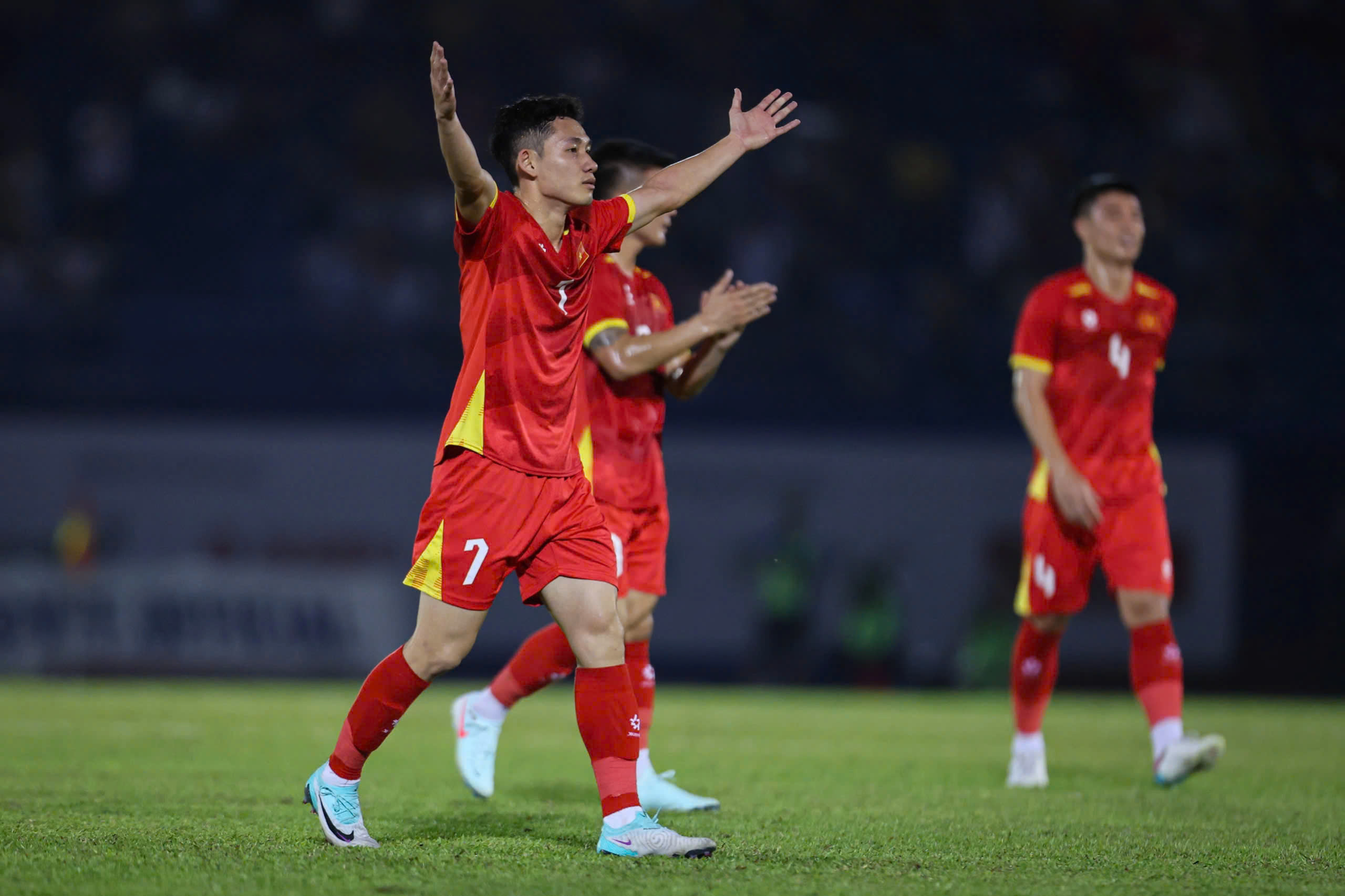 V&eacute; xem trận tuyển Việt Nam gặp L&agrave;o được h&eacute;t gi&aacute; cao ngất ngưởng ở chợ đen- Ảnh 1.