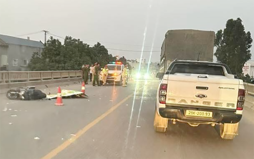 Hưng Y&ecirc;n: Người đ&agrave;n &ocirc;ng tử vong b&ecirc;n cạnh xe m&aacute;y tr&ecirc;n cầu Lực Điền- Ảnh 1.