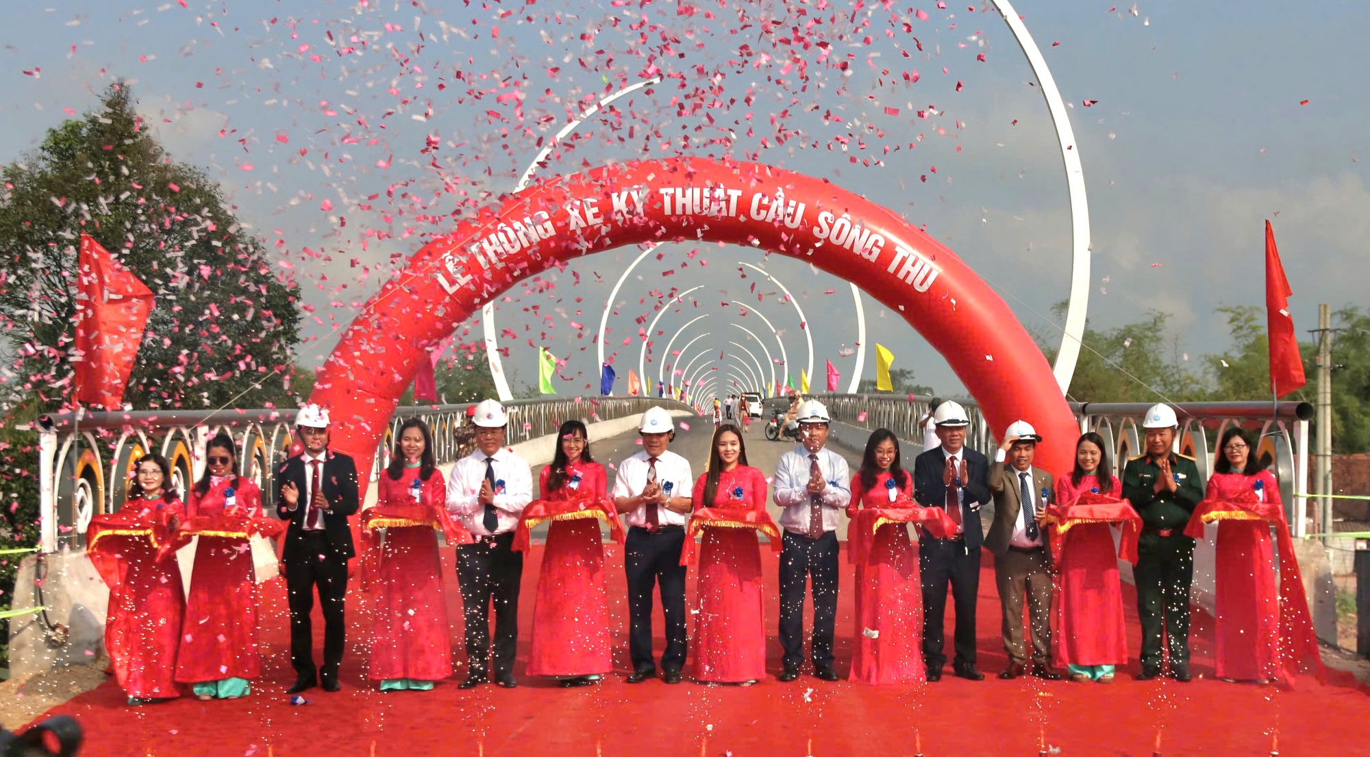 Quảng Nam th&ocirc;ng xe hai c&acirc;y cầu, x&oacute;a cảnh lụy đ&ograve; qua s&ocirc;ng Thu Bồn, Vu Gia- Ảnh 1.