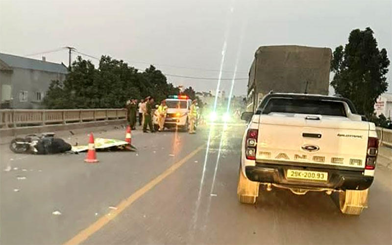 Hiện trường vụ tai nạn khiến người đi xe m&aacute;y tử vong.