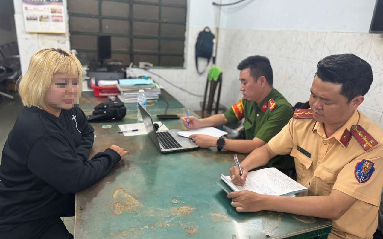 Cưỡi vali chạy tr&ecirc;n đường, người phụ nữ bị phạt 225.000 đồng