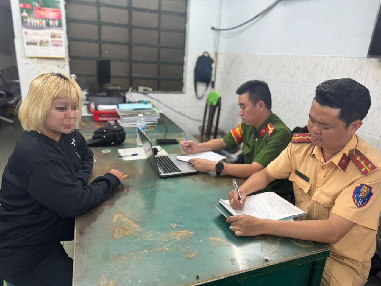 Cưỡi vali chạy tr&ecirc;n đường, người phụ nữ bị phạt 225.000 đồng- Ảnh 1.