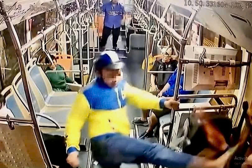 Bắt người mặc &aacute;o xe &ocirc;m c&ocirc;ng nghệ h&agrave;nh hung t&agrave;i xế xe bu&yacute;t ở TP.HCM- Ảnh 1.