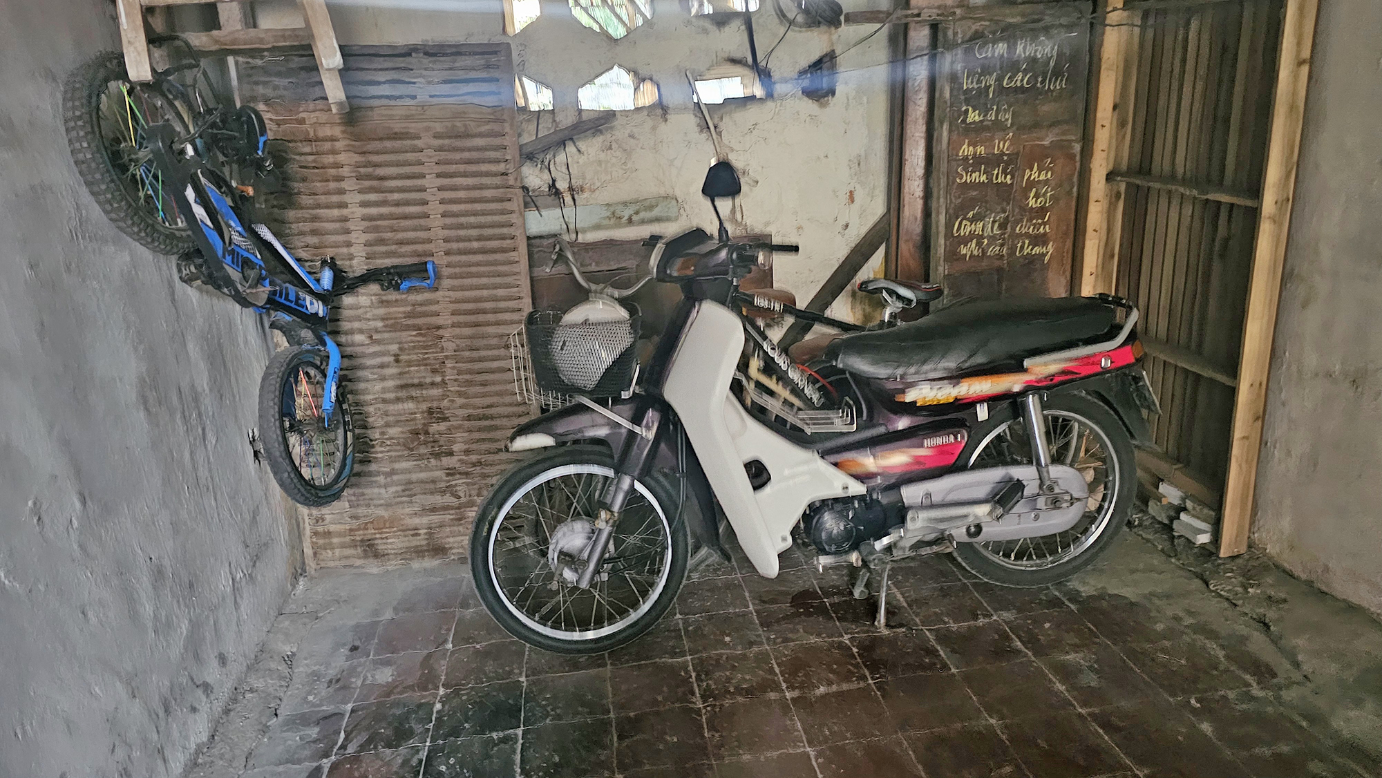 Hà Nội: Cuộc sống bất an bên trong ba khu tập thể xuống cấp- Ảnh 2. Hà Nội: Cuộc sống bất an bên trong ba khu tập thể xuống cấp- Ảnh 2.