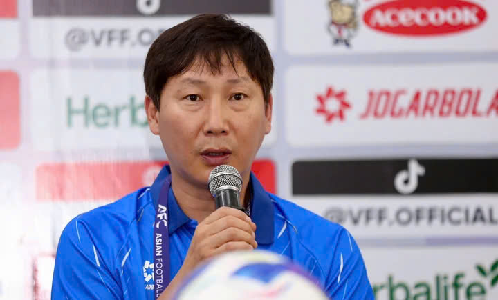 HLV Kim Sang-sik b&aacute;o tin vui về Quả b&oacute;ng V&agrave;ng Việt Nam trước trận gặp L&agrave;o- Ảnh 1.