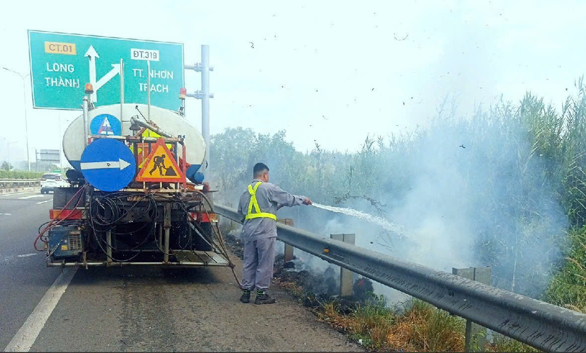 Nguy hiểm từ việc đốt cỏ ven cao tốc- Ảnh 3. Nguy hiểm từ việc đốt cỏ ven cao tốc- Ảnh 3.