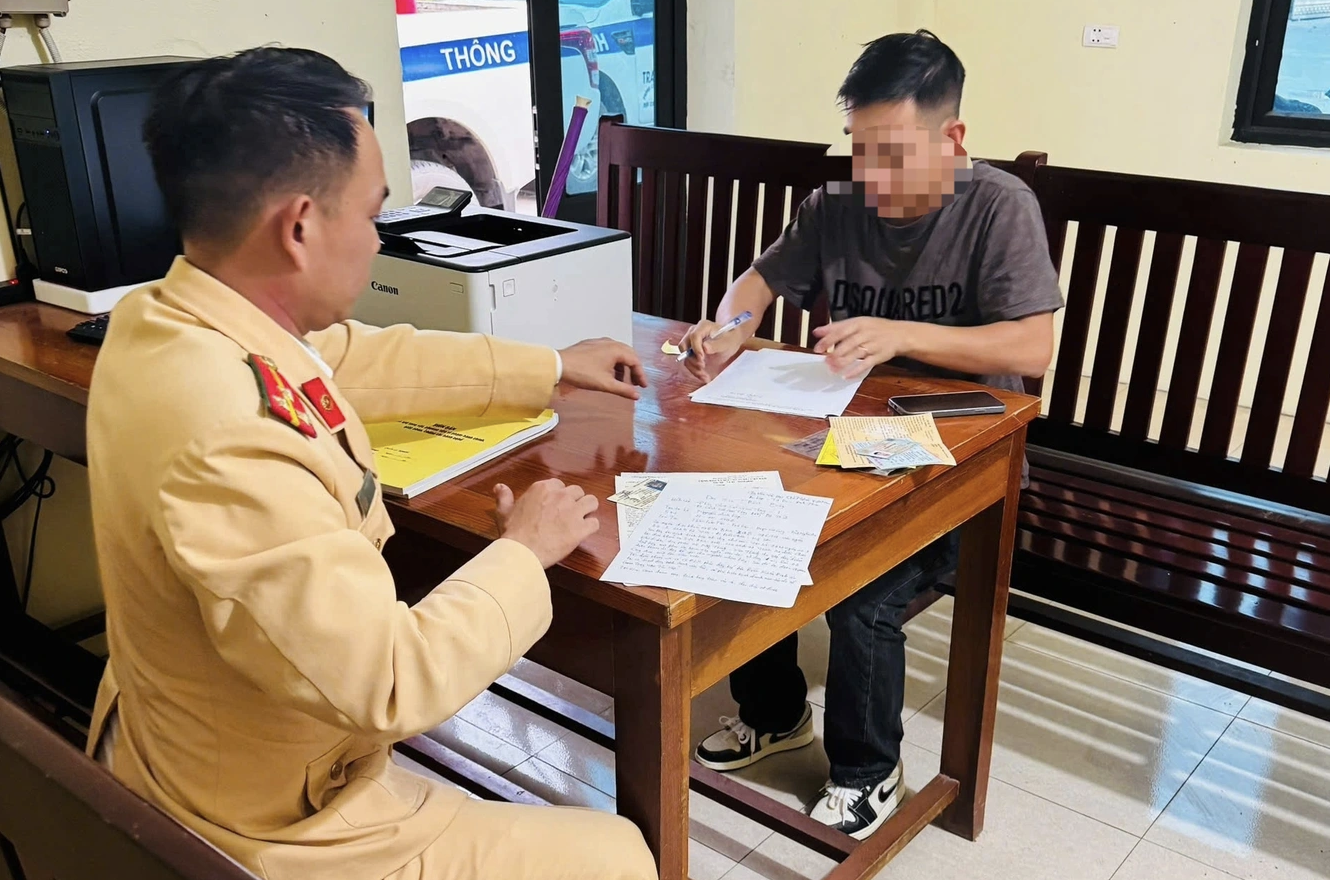 Vụ t&agrave;i xế vừa chở kh&aacute;ch vừa 2 tay cầm 2 điện thoại: Phạt 5 triệu, trừ 4 điểm trong GPLX- Ảnh 1.