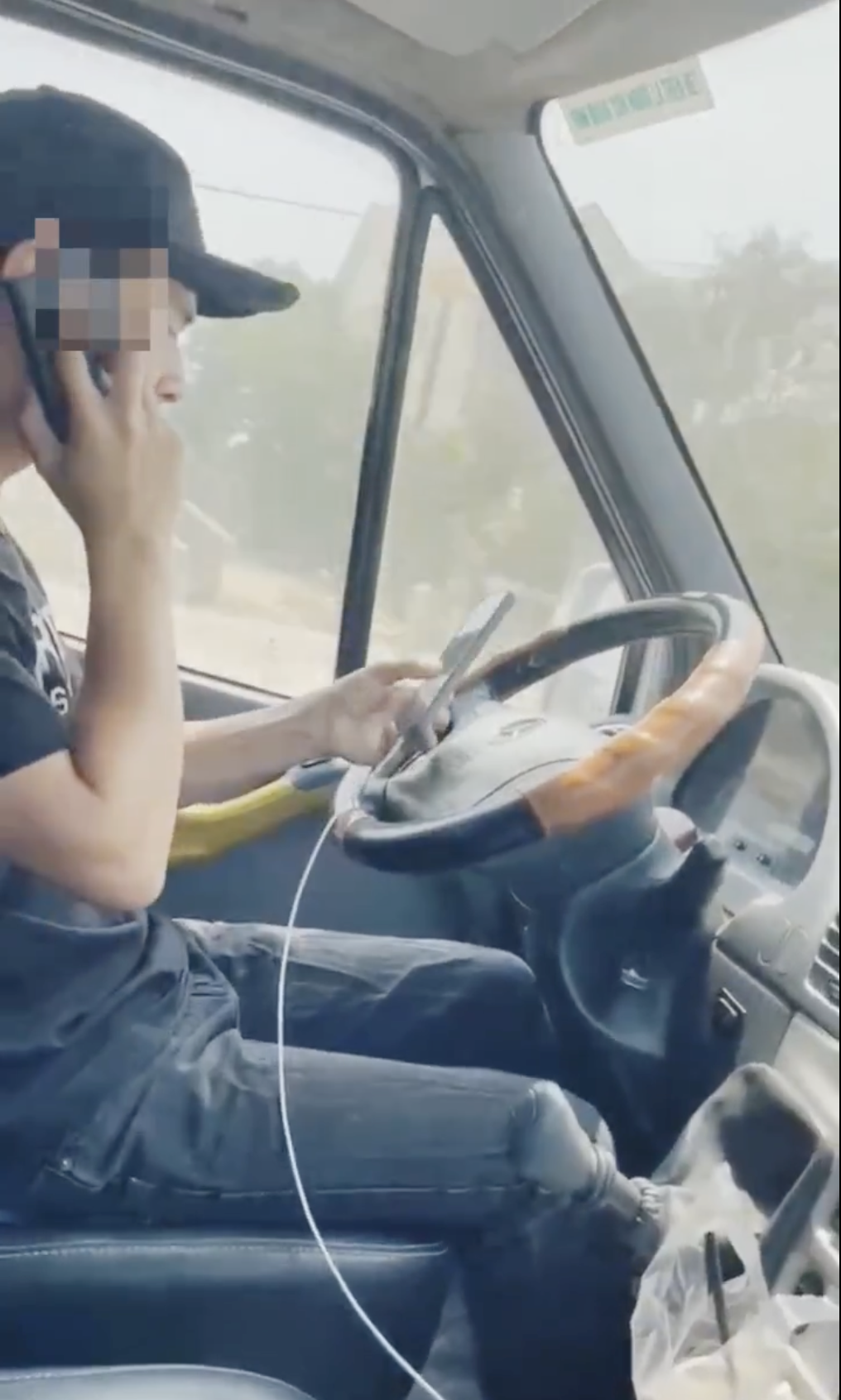 Vụ t&agrave;i xế vừa chở kh&aacute;ch vừa 2 tay cầm 2 điện thoại: Phạt 5 triệu, trừ 4 điểm trong GPLX- Ảnh 2.