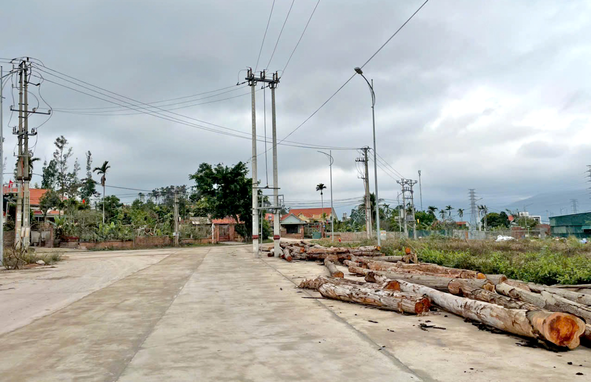 Quảng Ninh: Loạt cột điện &aacute;n ngữ nhiều tuyến đường mới mở- Ảnh 2.
