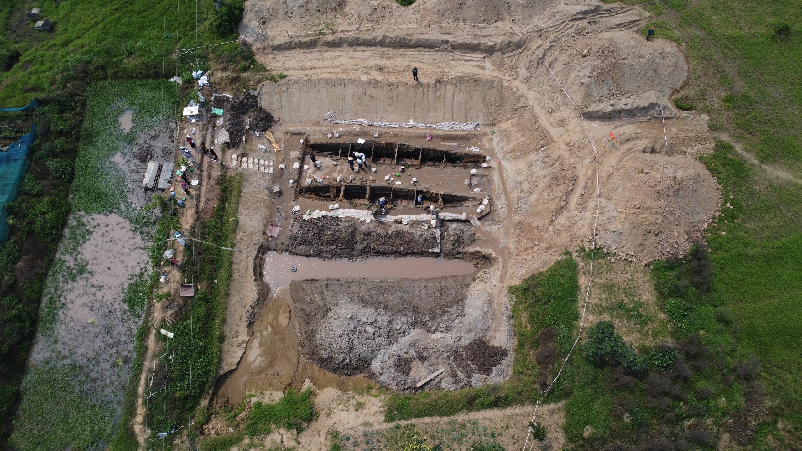 Nhiều hiện vật độc đáo trong 2 chiếc thuyền cổ ở Bắc Ninh vừa khai quật- Ảnh 7. Nhiều hiện vật độc đáo trong 2 chiếc thuyền cổ ở Bắc Ninh vừa khai quật- Ảnh 7.