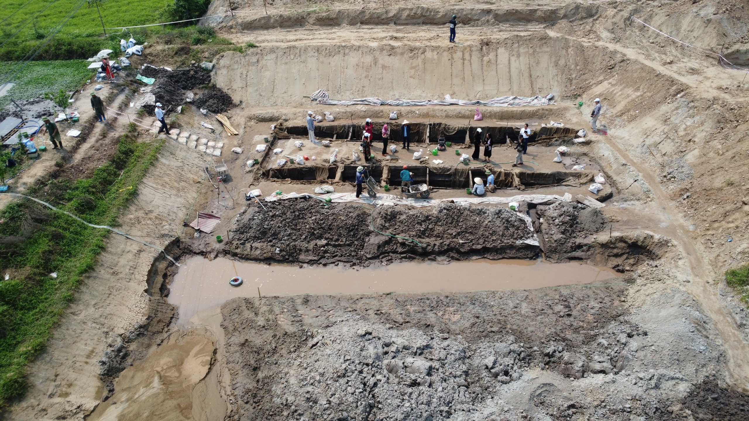 Nhiều hiện vật độc đáo trong 2 chiếc thuyền cổ ở Bắc Ninh vừa khai quật- Ảnh 2. Nhiều hiện vật độc đáo trong 2 chiếc thuyền cổ ở Bắc Ninh vừa khai quật- Ảnh 2.