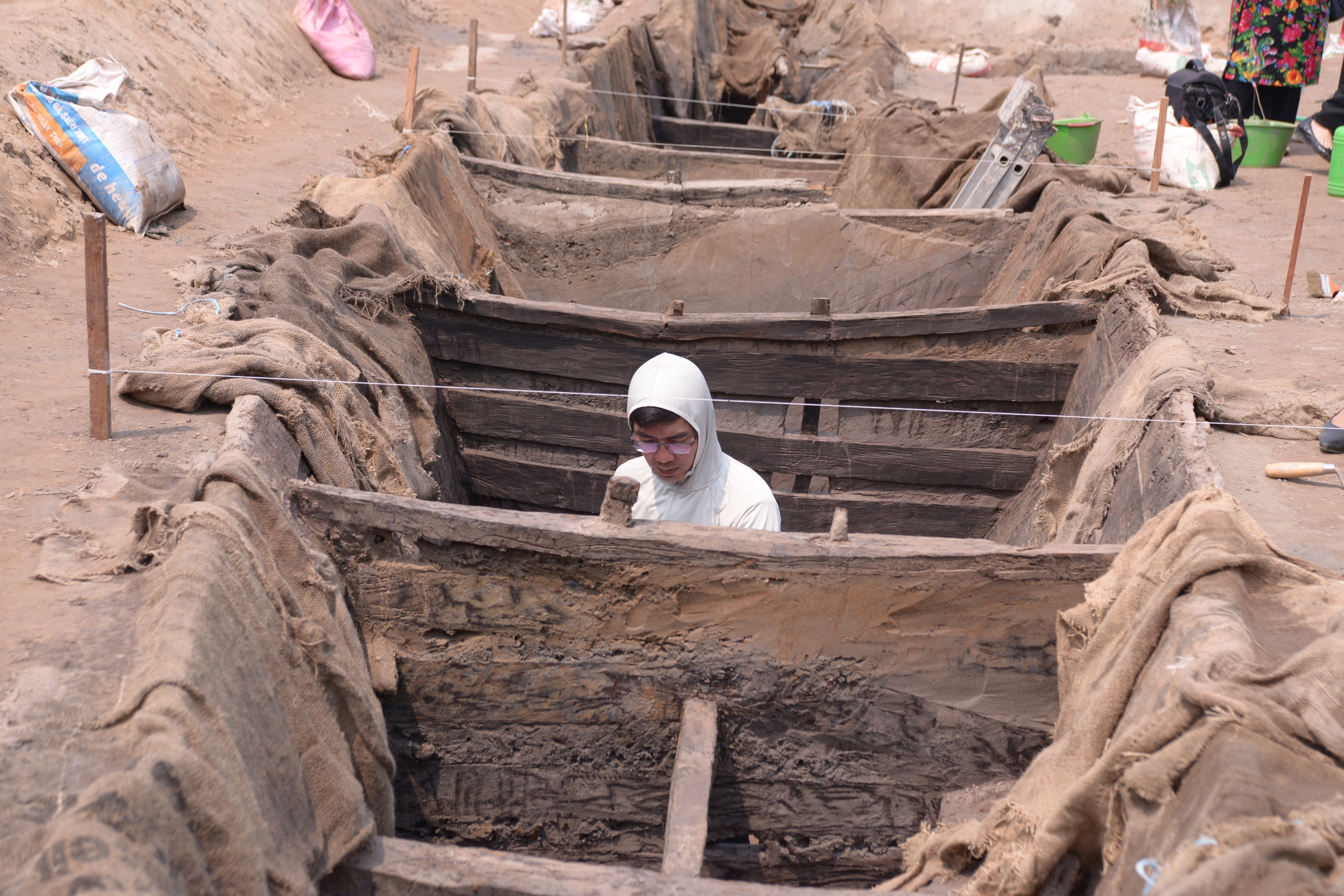 Nhiều hiện vật độc đáo trong 2 chiếc thuyền cổ ở Bắc Ninh vừa khai quật- Ảnh 4. Nhiều hiện vật độc đáo trong 2 chiếc thuyền cổ ở Bắc Ninh vừa khai quật- Ảnh 4.