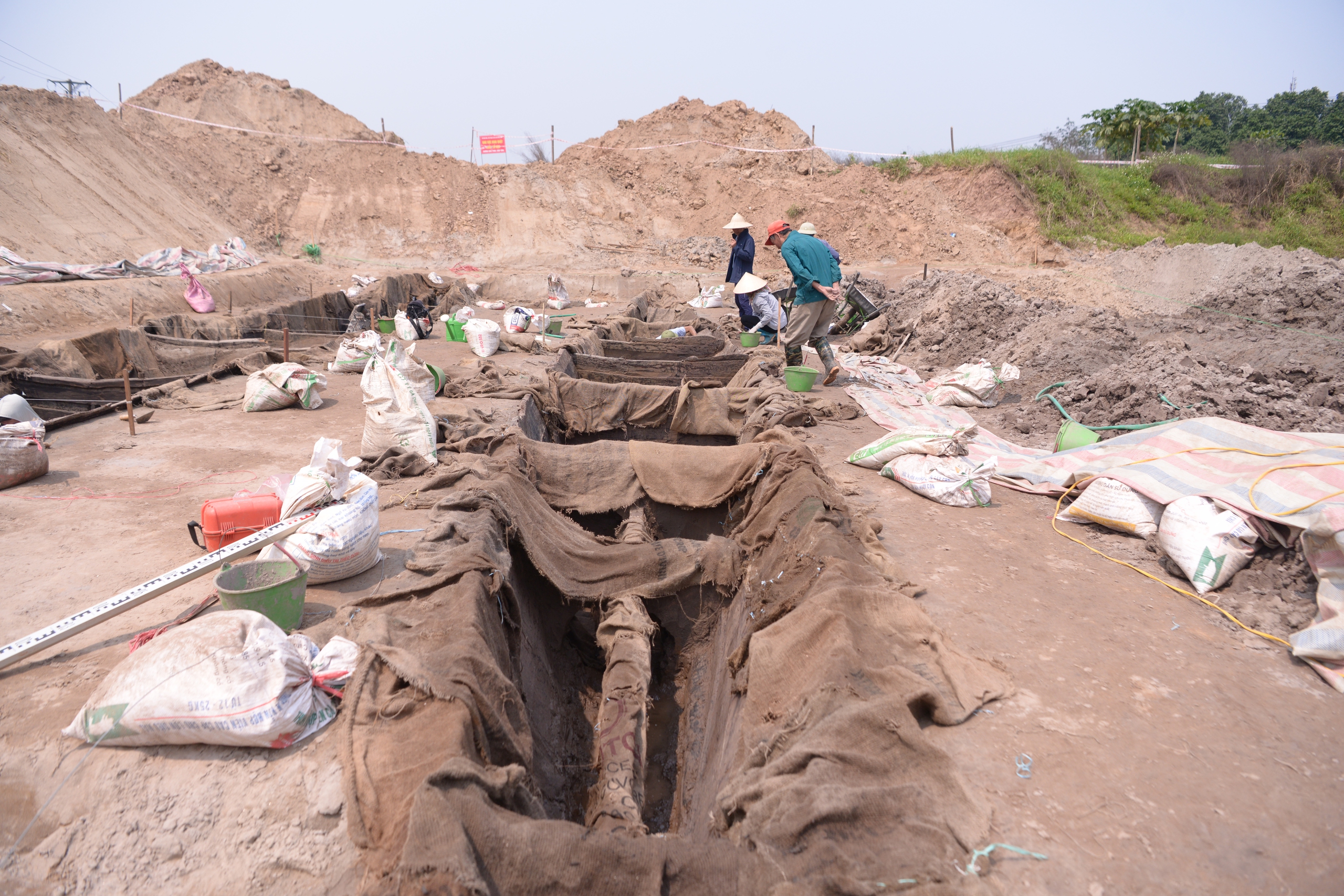 Nhiều hiện vật độc đáo trong 2 chiếc thuyền cổ ở Bắc Ninh vừa khai quật- Ảnh 8. Nhiều hiện vật độc đáo trong 2 chiếc thuyền cổ ở Bắc Ninh vừa khai quật- Ảnh 8.