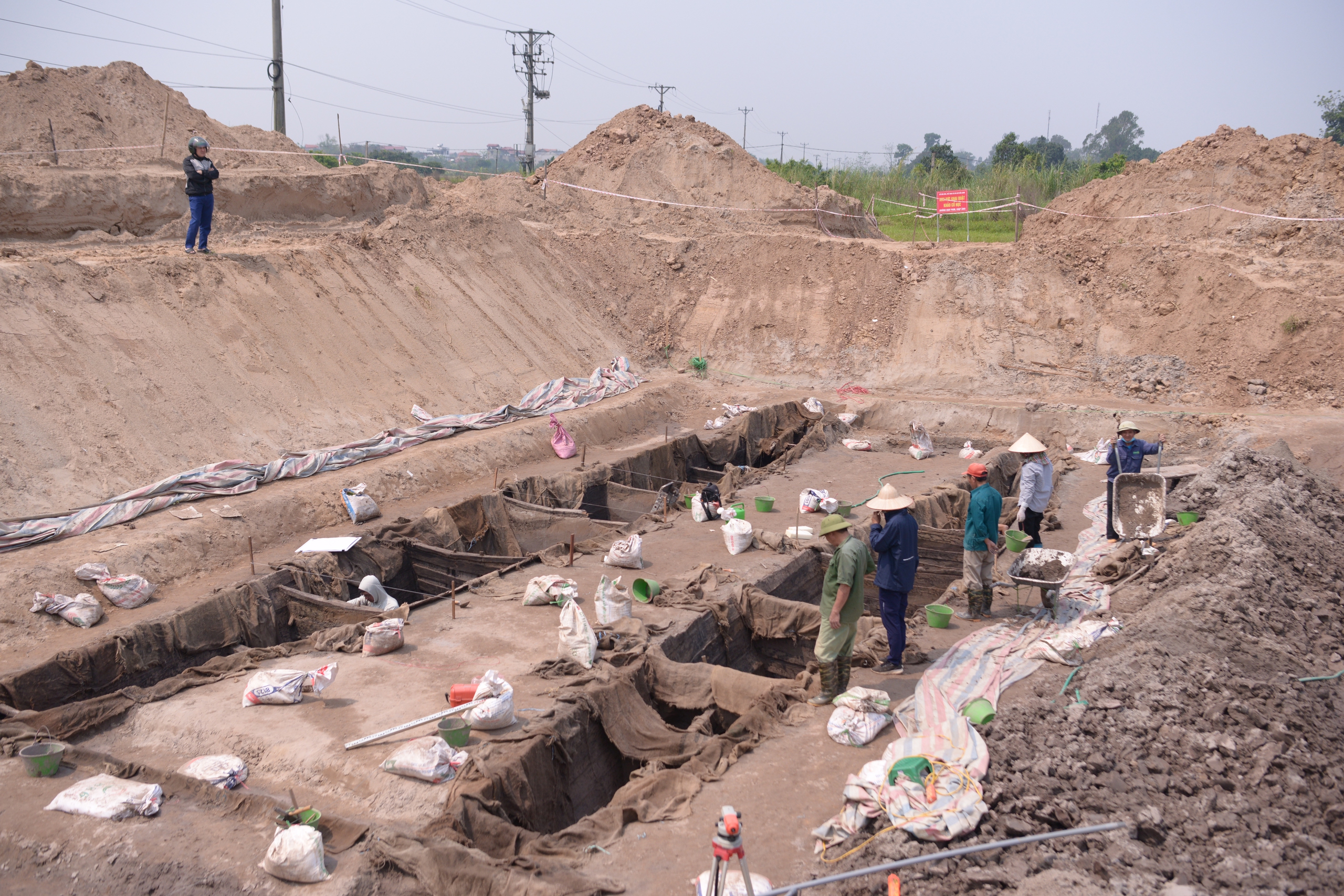 Nhiều hiện vật độc đáo trong 2 chiếc thuyền cổ ở Bắc Ninh vừa khai quật- Ảnh 5. Nhiều hiện vật độc đáo trong 2 chiếc thuyền cổ ở Bắc Ninh vừa khai quật- Ảnh 5.