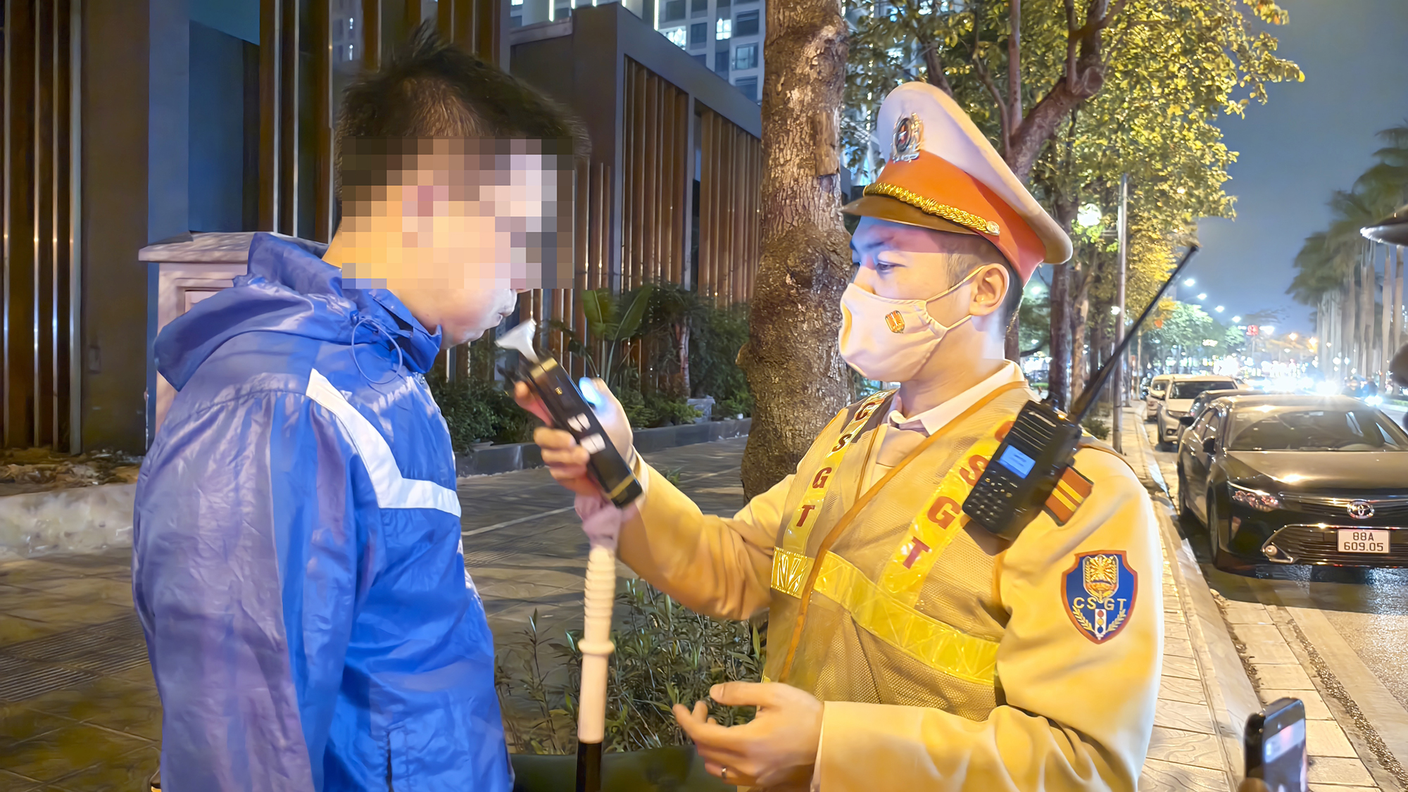 Nhiều người đi xe m&aacute;y vẫn t&ugrave;y tiện uống rượu bia- Ảnh 2.