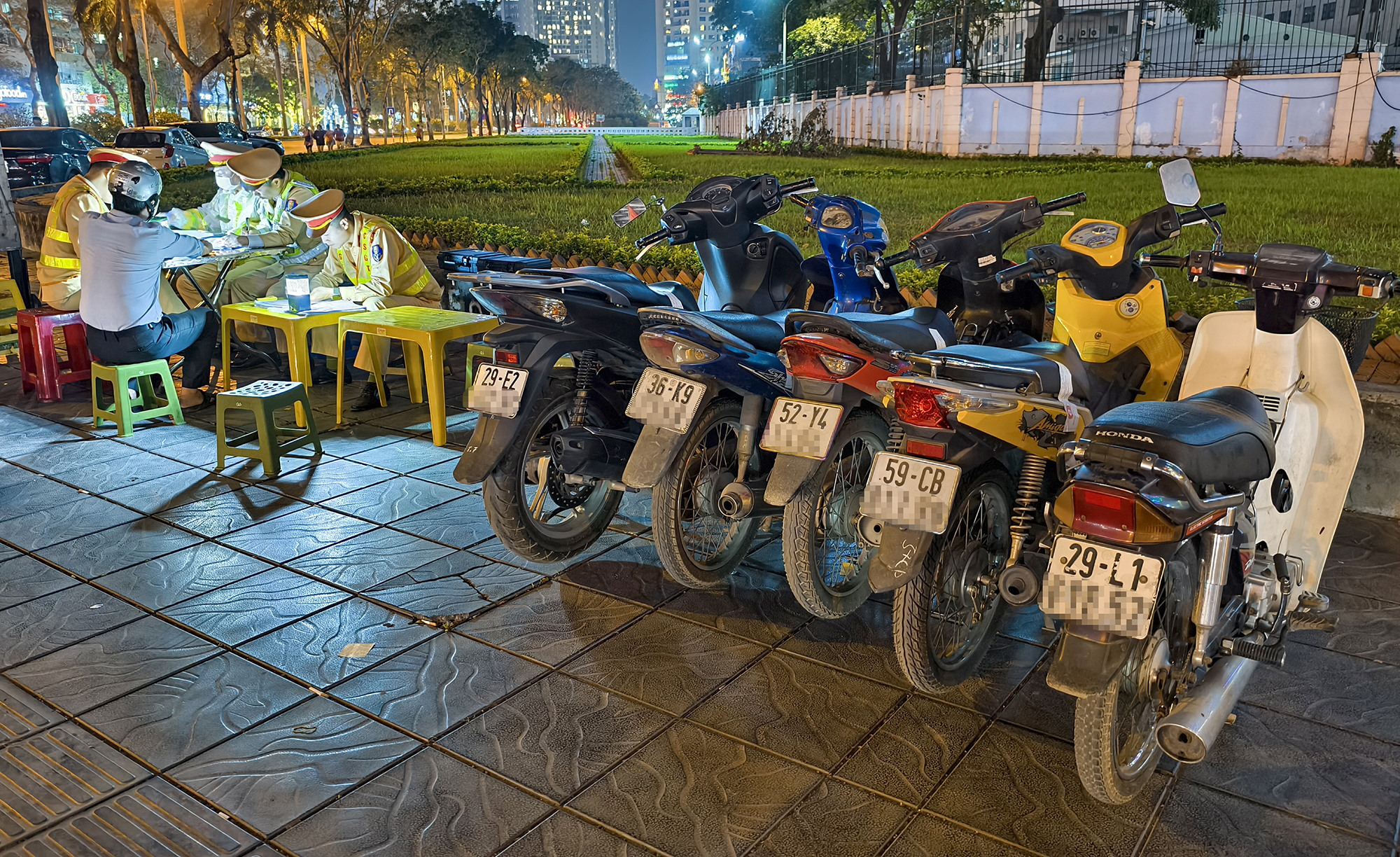 Nhiều người đi xe m&aacute;y vẫn t&ugrave;y tiện uống rượu bia- Ảnh 1.